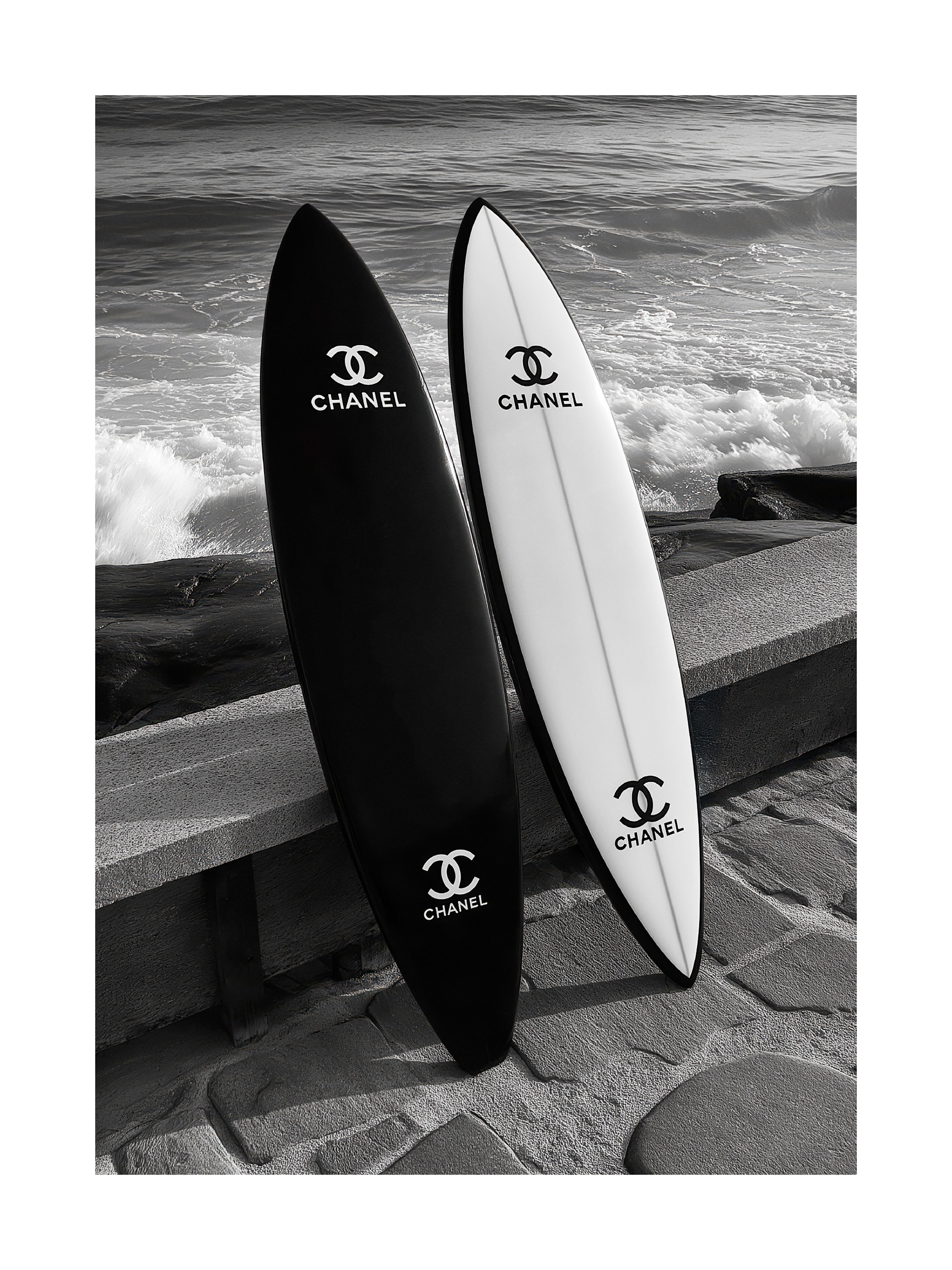 CHANEL サーフボード車　アート作品 &Collection ユーパワー シャネル サーフボード モノクロ ビーチ アート ポスター | Poster