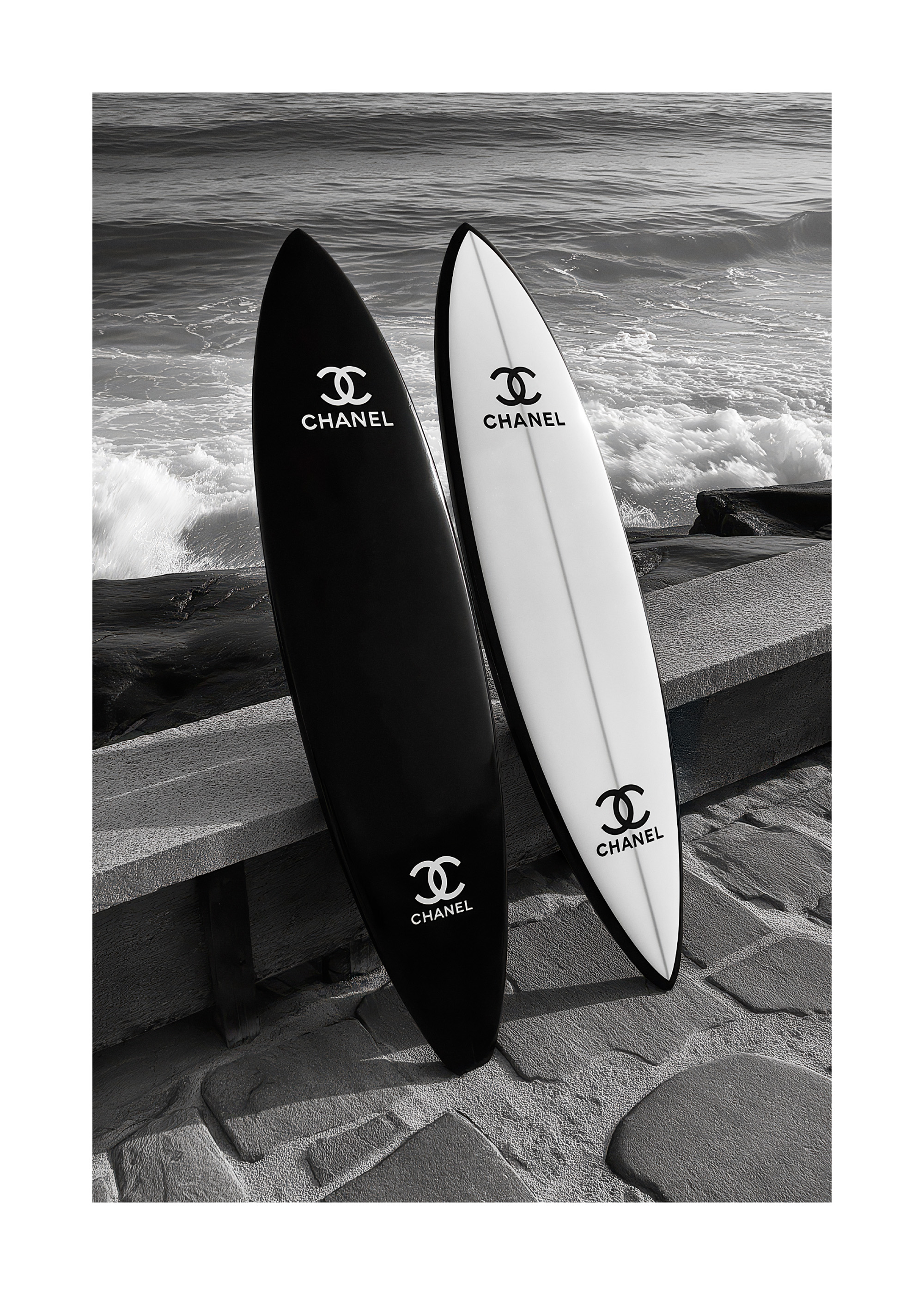 CHANEL サーフボード車　アート作品 &Collection ユーパワー シャネル サーフボード モノクロ ビーチ アート ポスター | Poster
