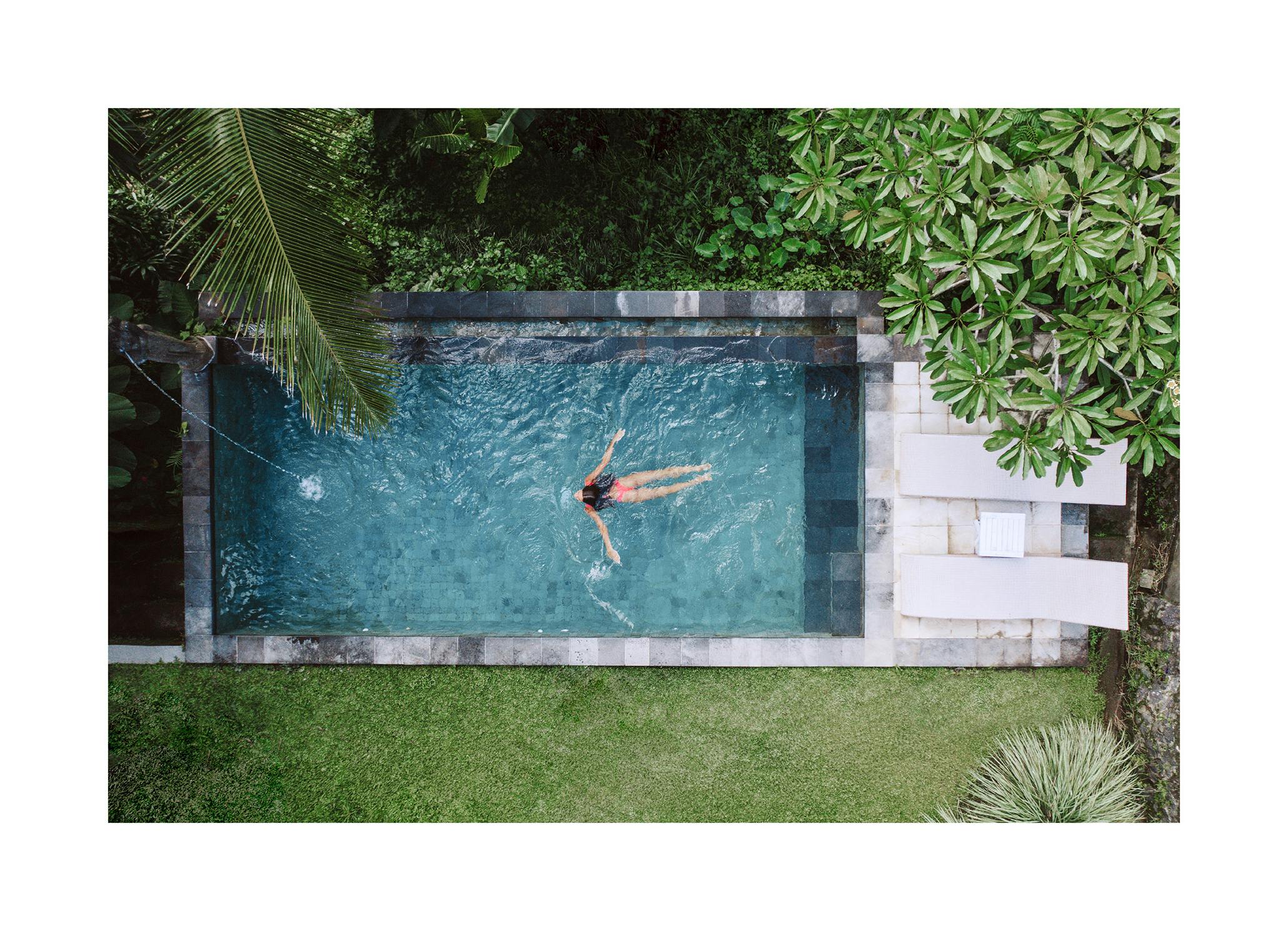 Relax in Piscina Tropicale Poster (50x70 cm) - Poster Store