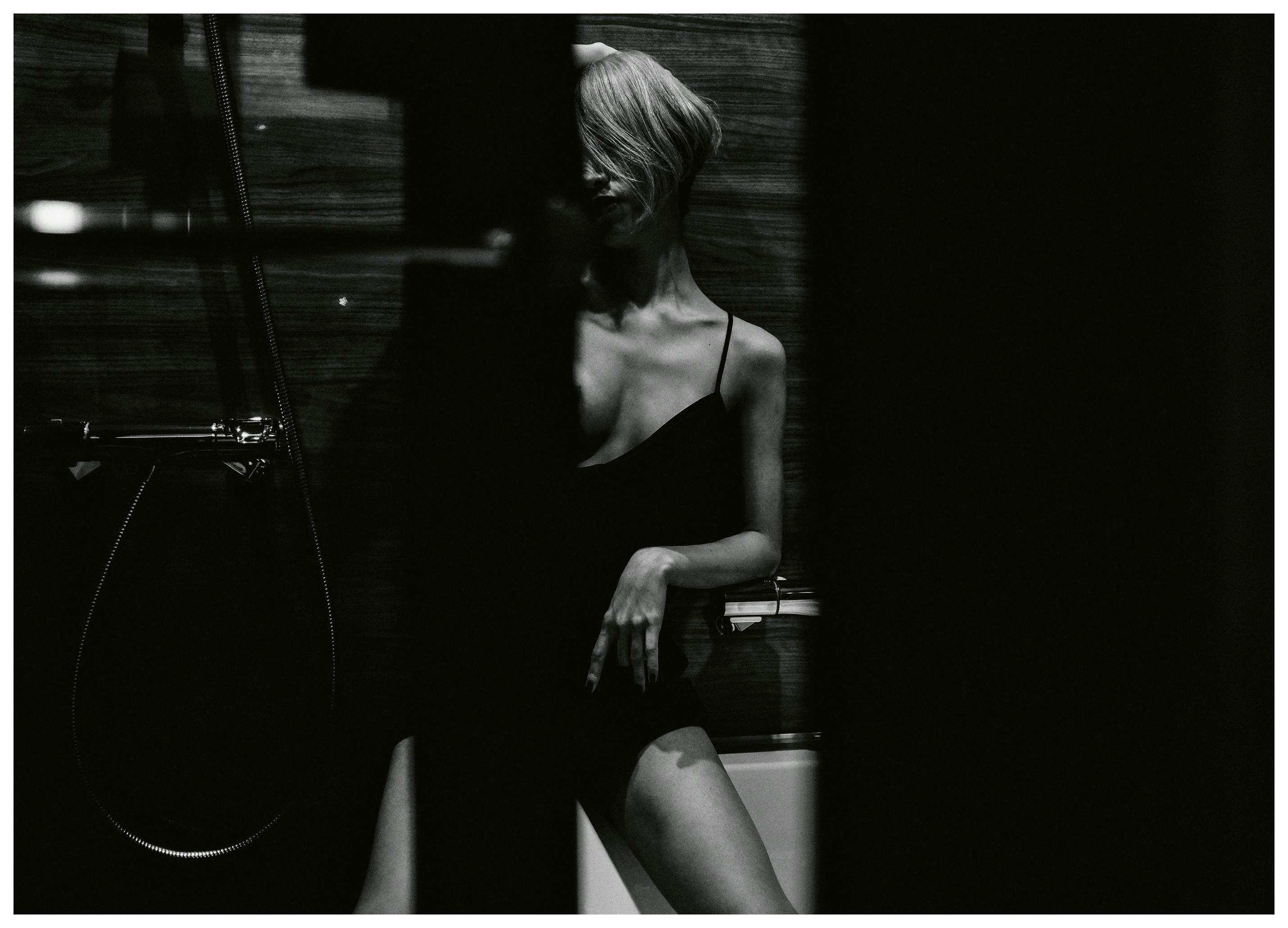 Takaaki Ishikura - Elegant Shadow Poster (40x50 cm) - Poster Store