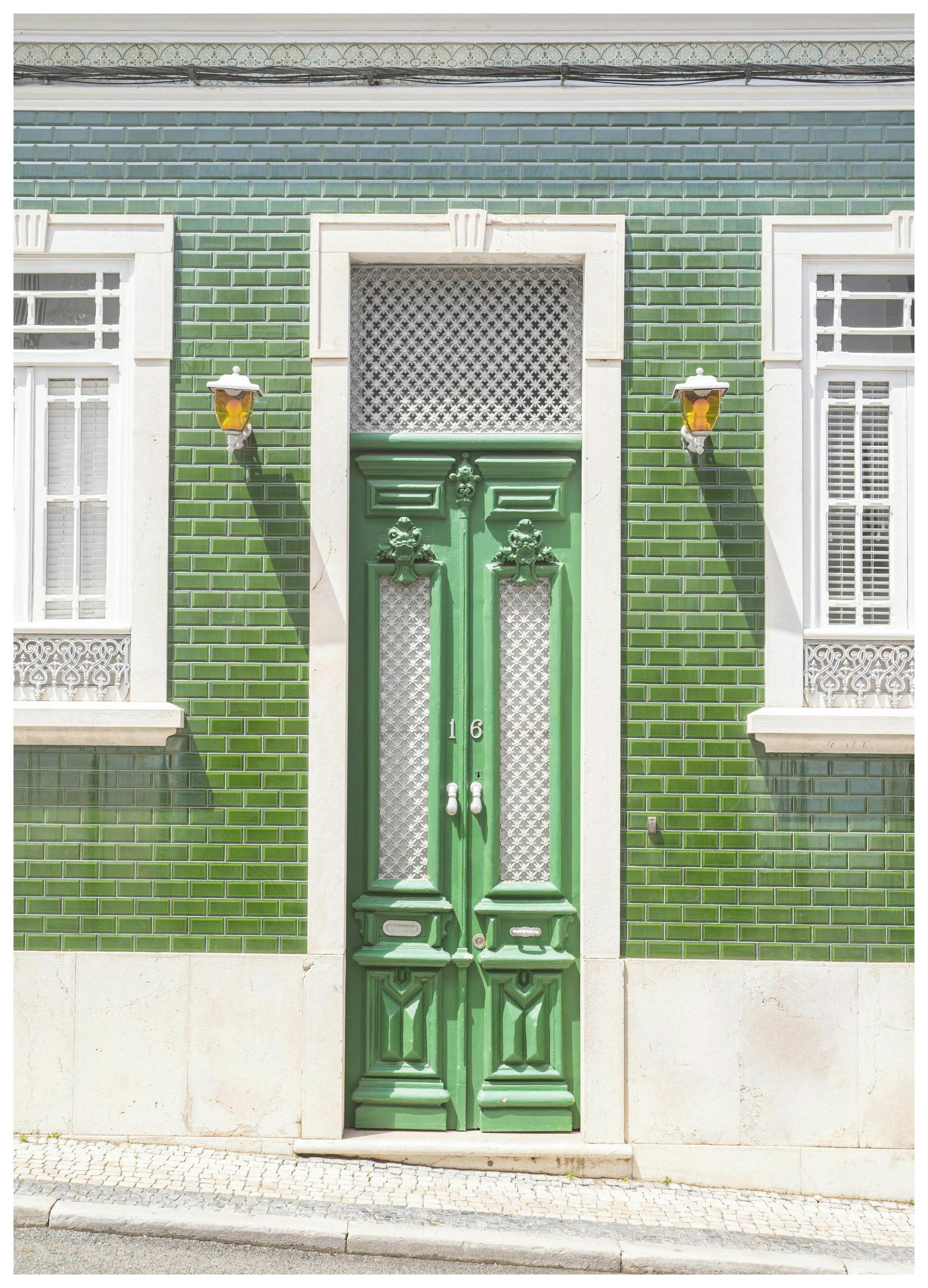 Henrike Schenk - Ozdobna fasada z zielonymi drzwiami Plakat (70x100 cm) - Poster Store