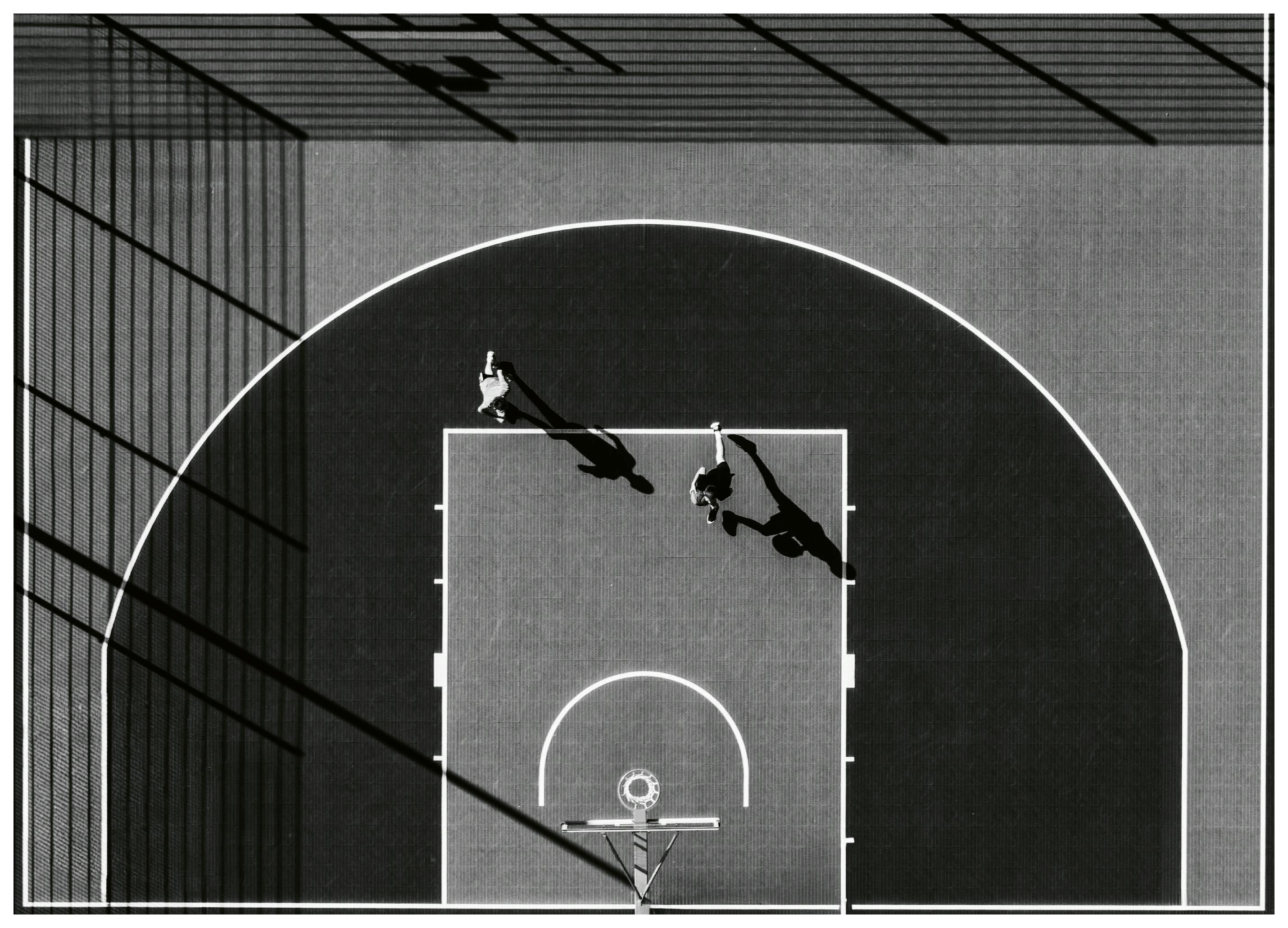 Jure Kravanja - Partita di Basket dall'Alto Poster (70x100 cm) - Poster Store