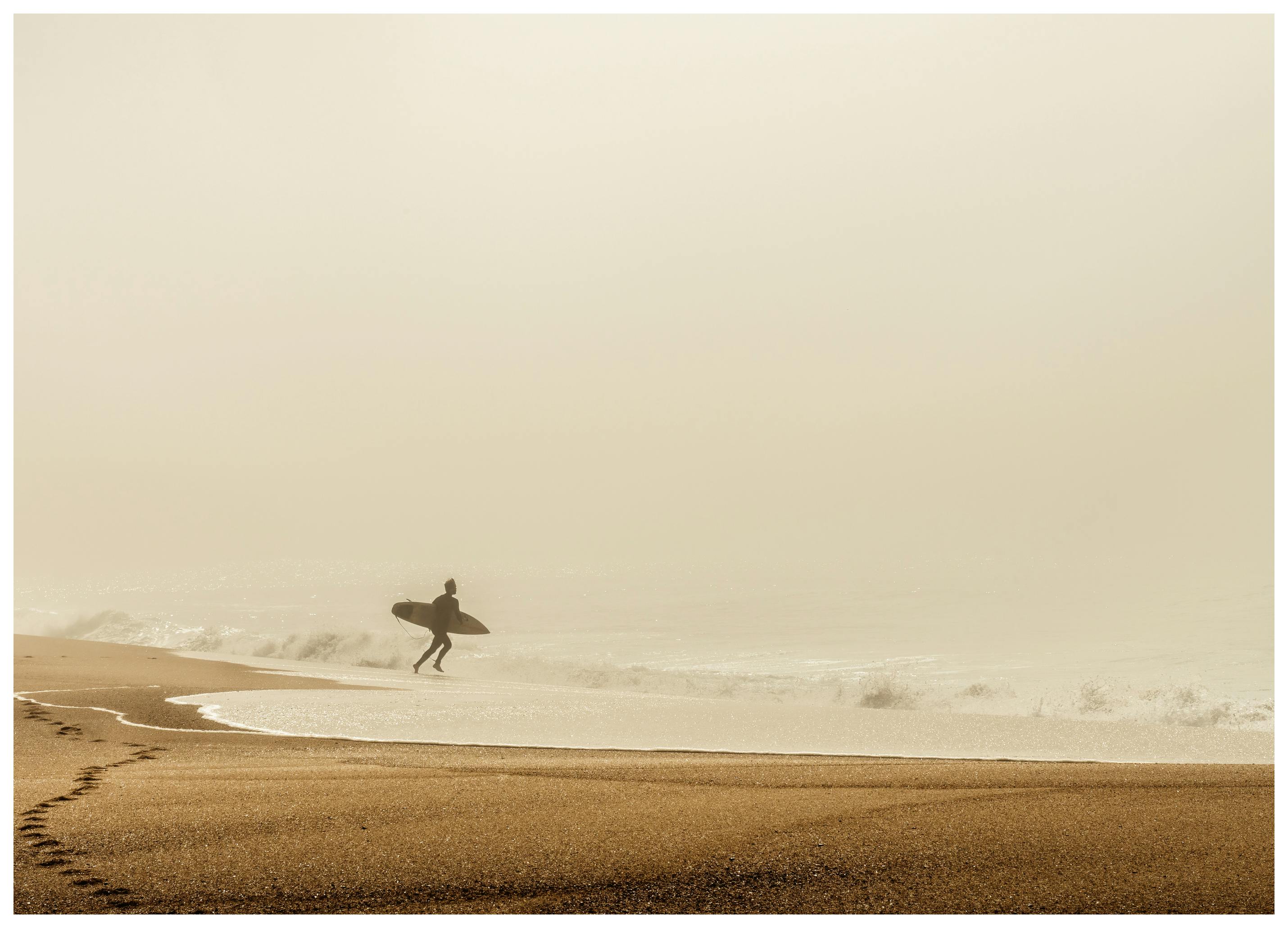 Prints Dieter Reichelt - Misty Morning Surfer Poster (70x100 cm) - Poster Store