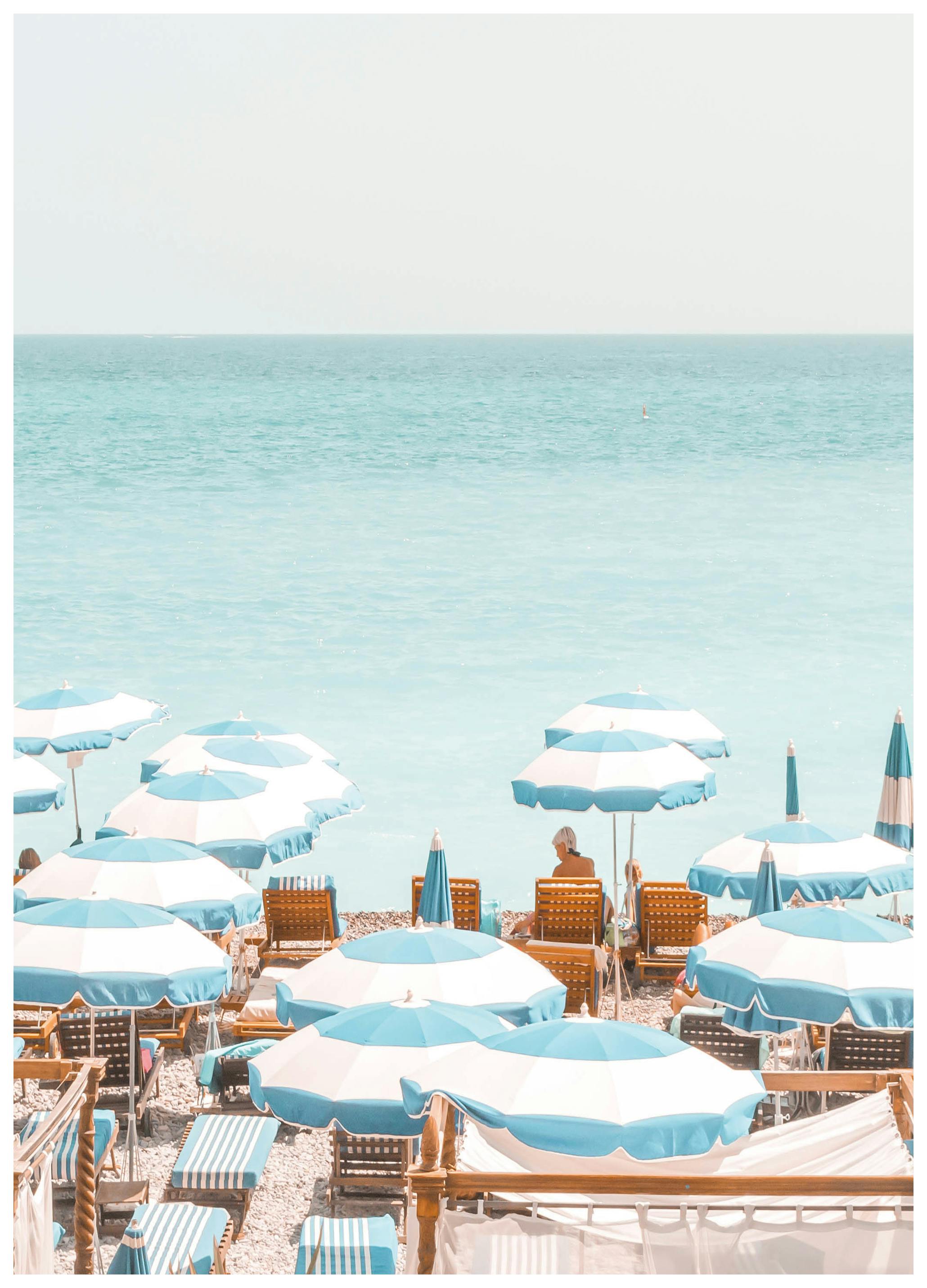 Talitha McQueen - Turkusowe parasole plażowe Plakat (21x30 cm) - Poster Store