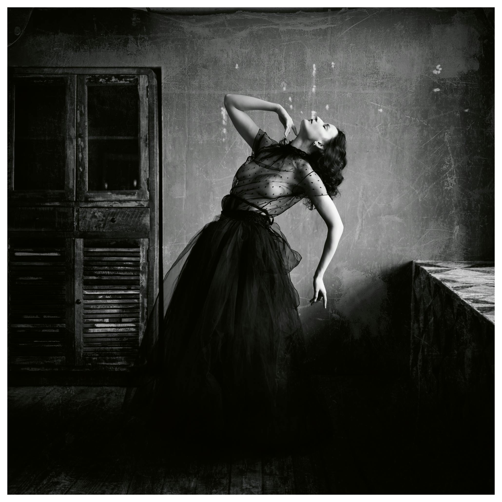 Mike Darzi - Dramatic Dance Pose Poster (50x50 cm) - Poster Store