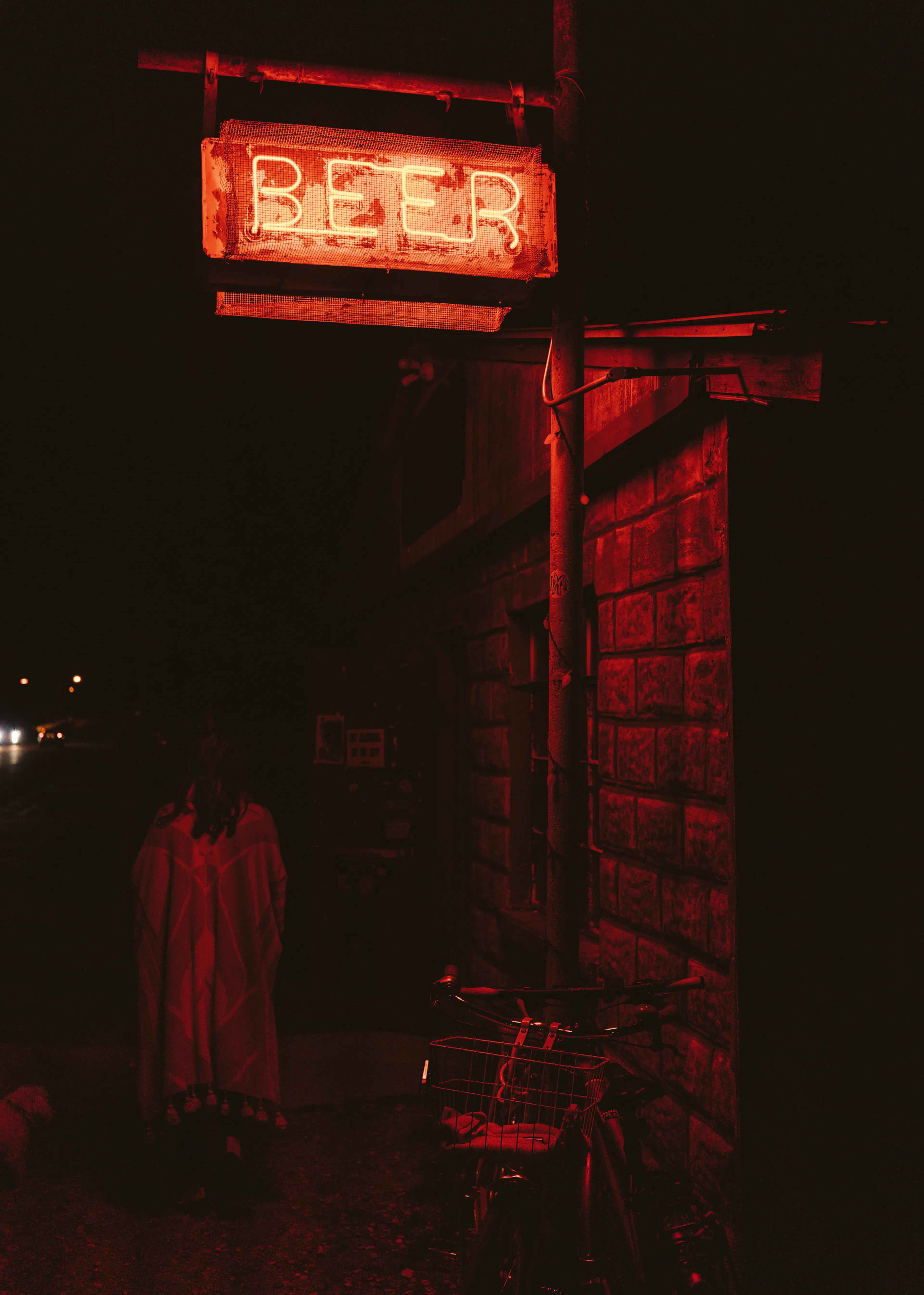 Bethany Young - Letrero Rojo de Cerveza Nocturno Póster 0