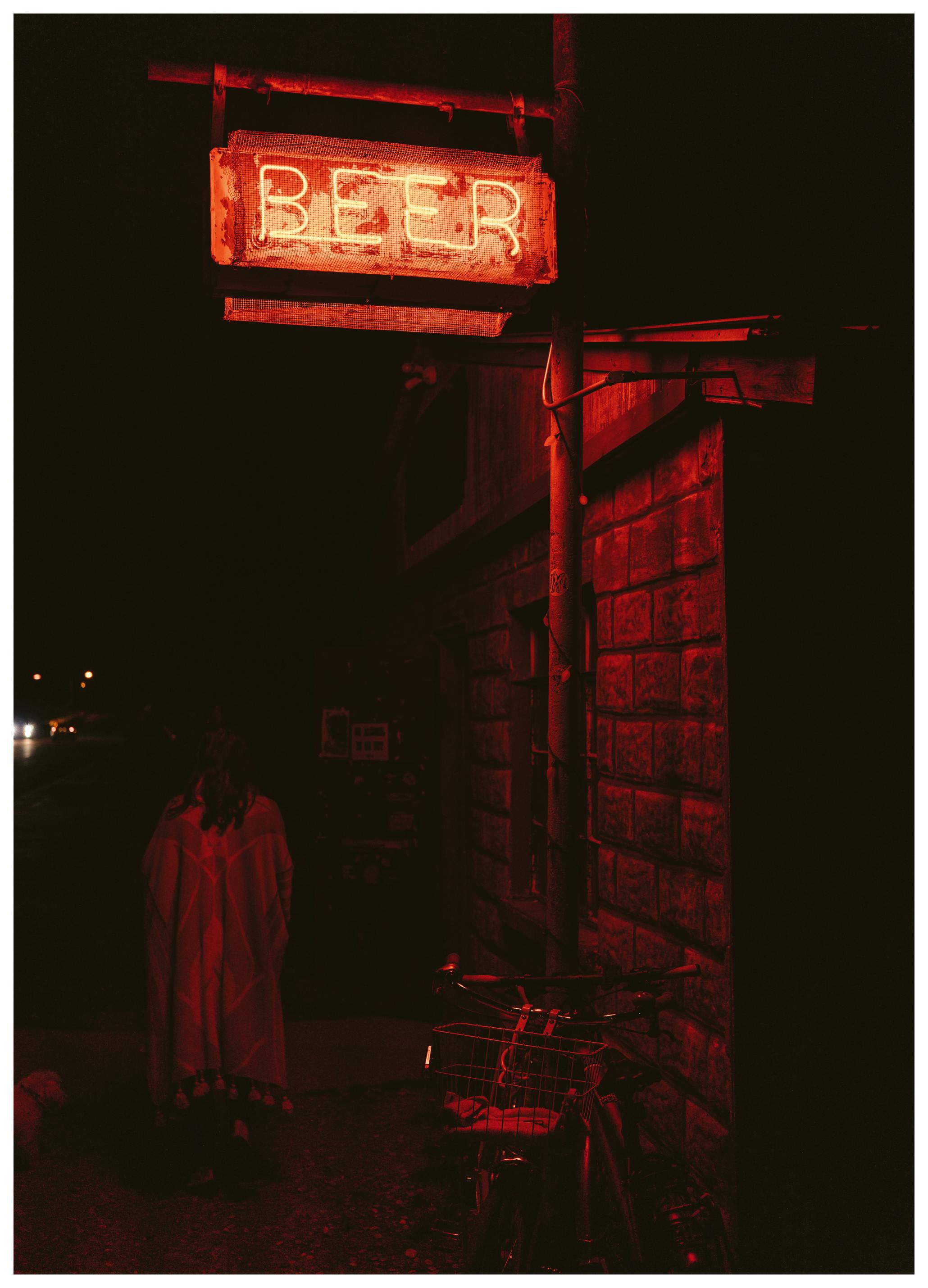 Bethany Young - Red Beer Sign Night Poster (100x150 cm) - Poster Store