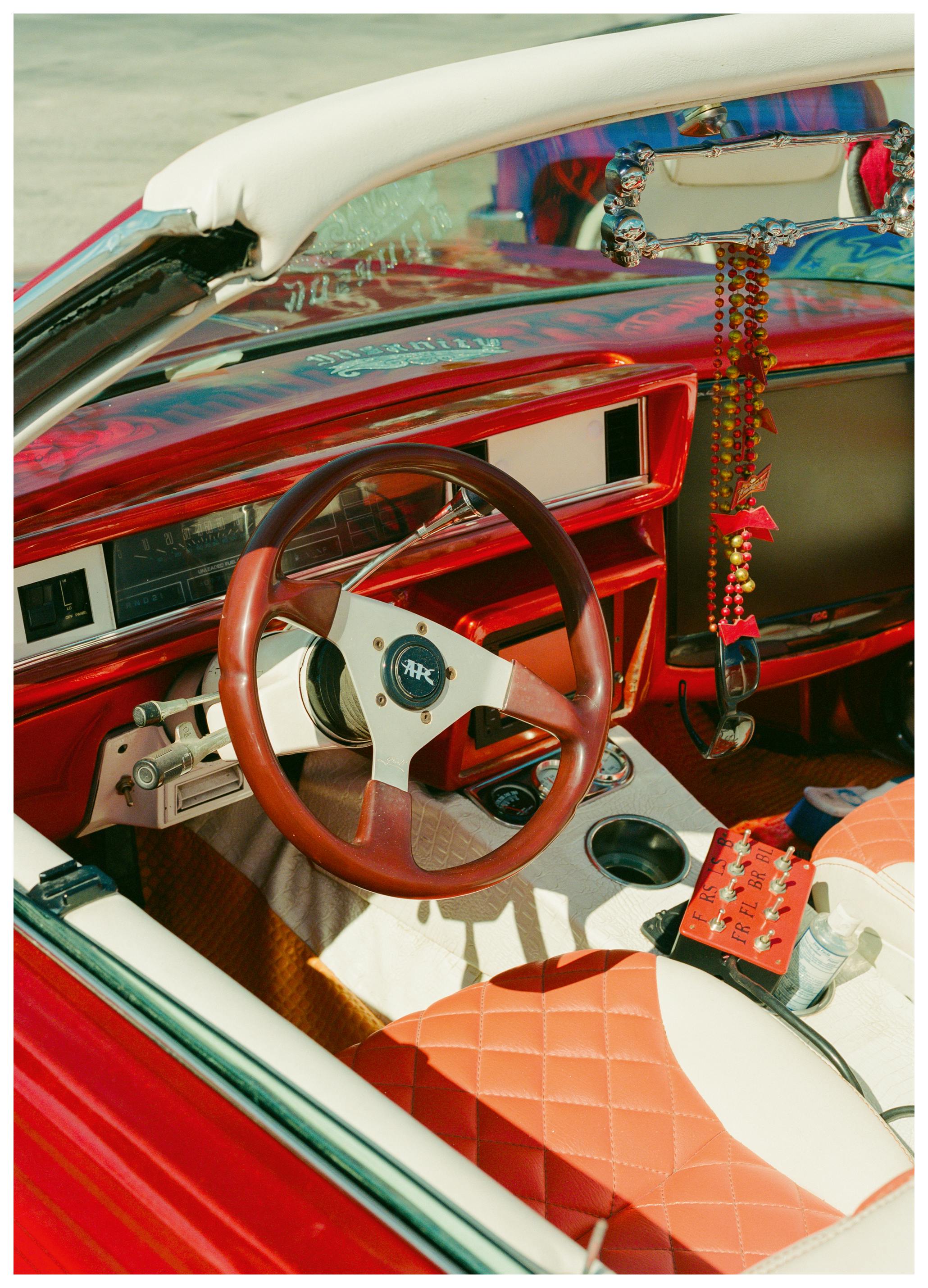 Bethany Young - Aangepaste Lowrider Interieur Poster (50x70 cm) - Poster Store