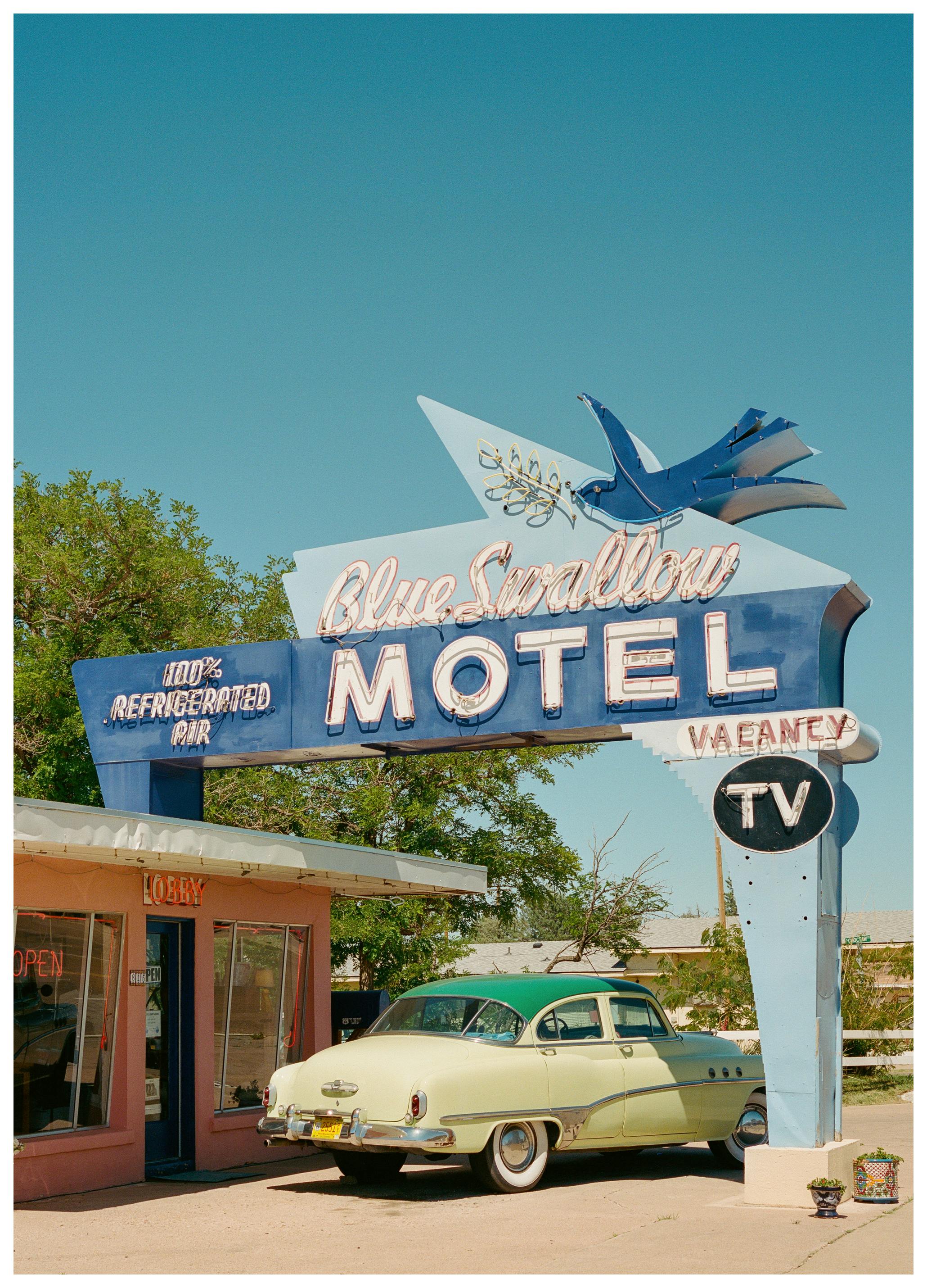 Bethany Young - Hirondelle Bleue Voiture Vintage Affiche (21x30 cm) - Poster Store