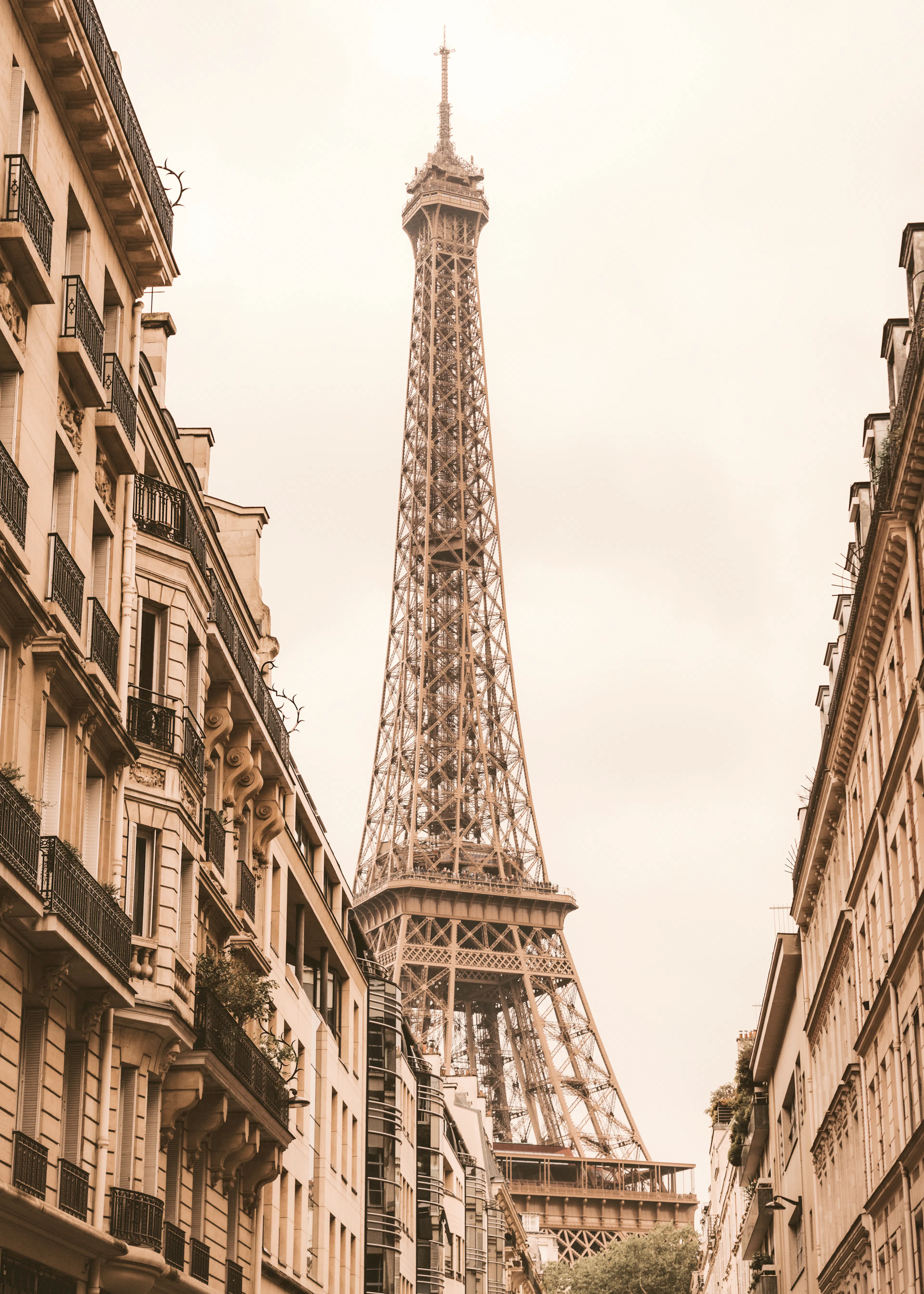 Tour Eiffel Vue de Rue Affiche 0
