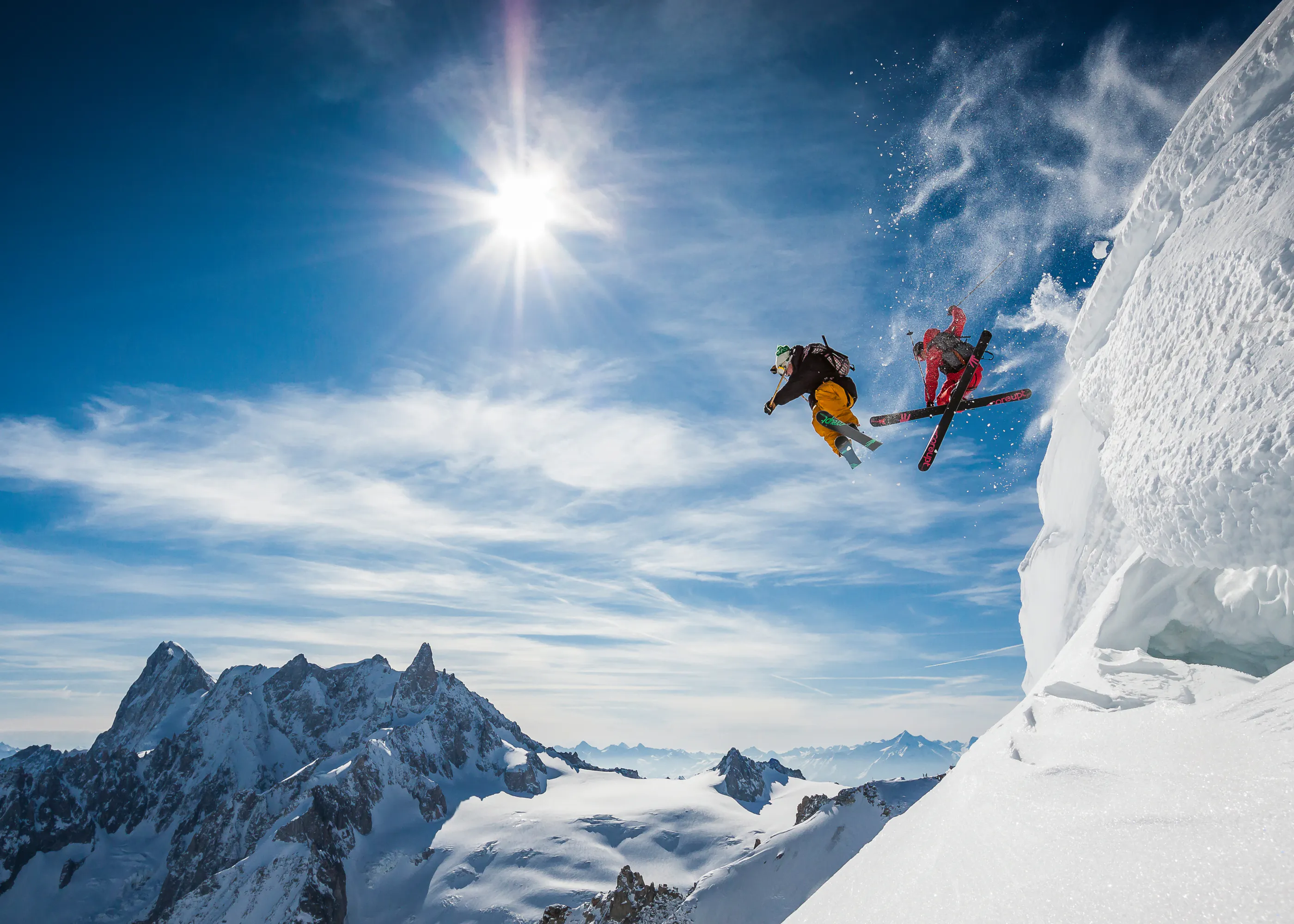 Tristan Shu - Skieurs Sautant des Montagnes Poster 0