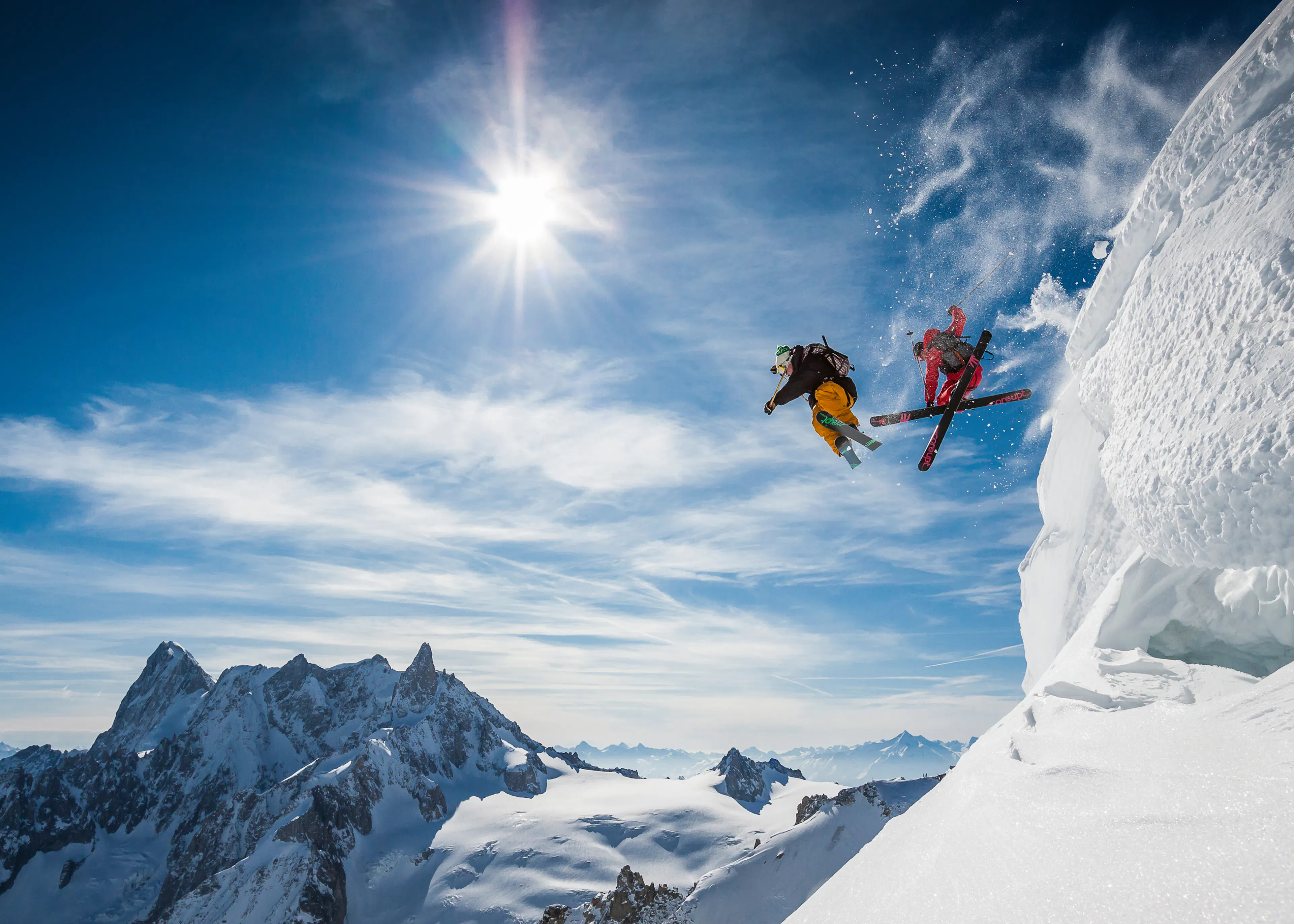 Tristan Shu - Skieurs Sautant des Montagnes Poster 0