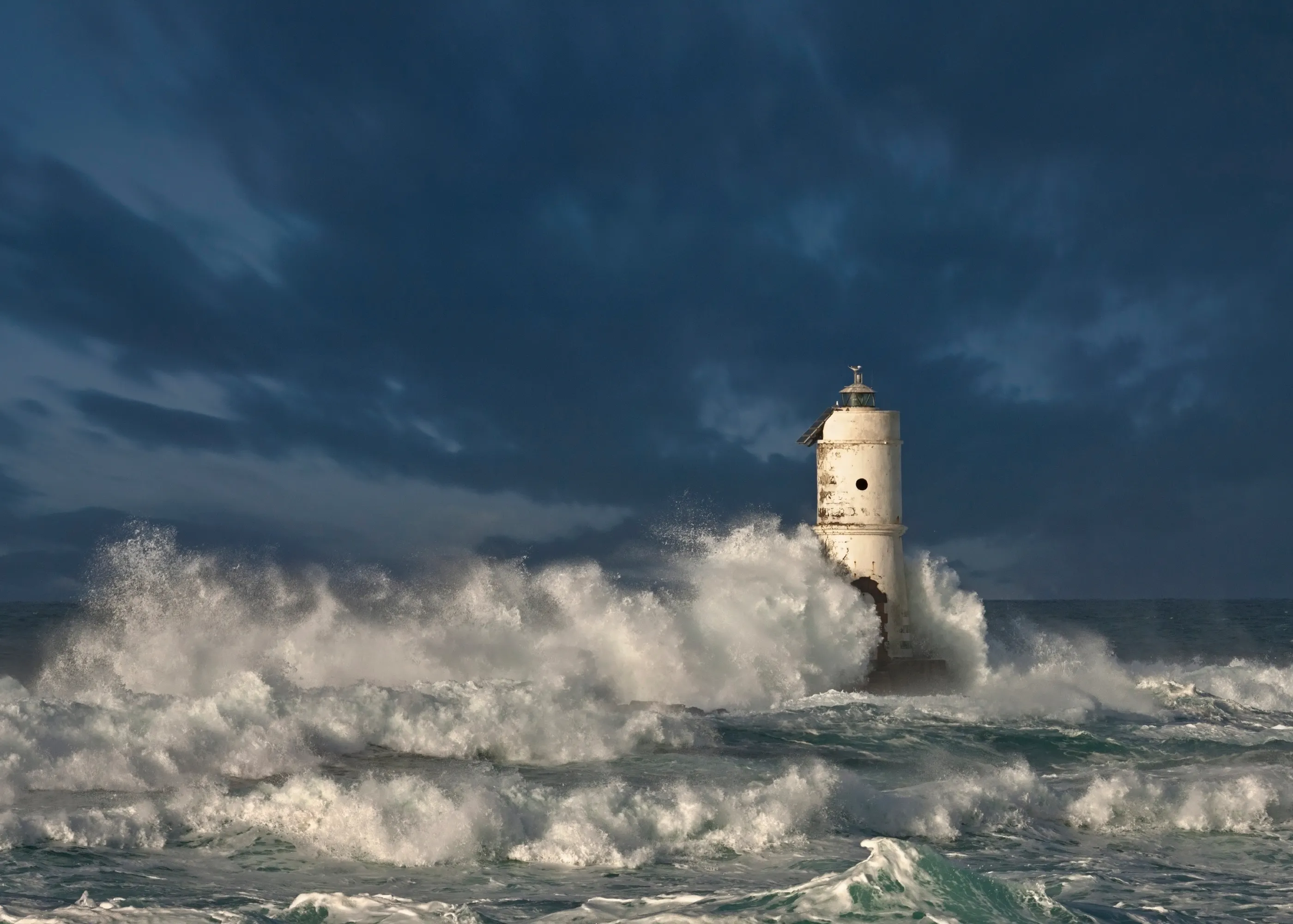 Nicola Friargiu - Faro en el Mar Tormentoso Póster 0