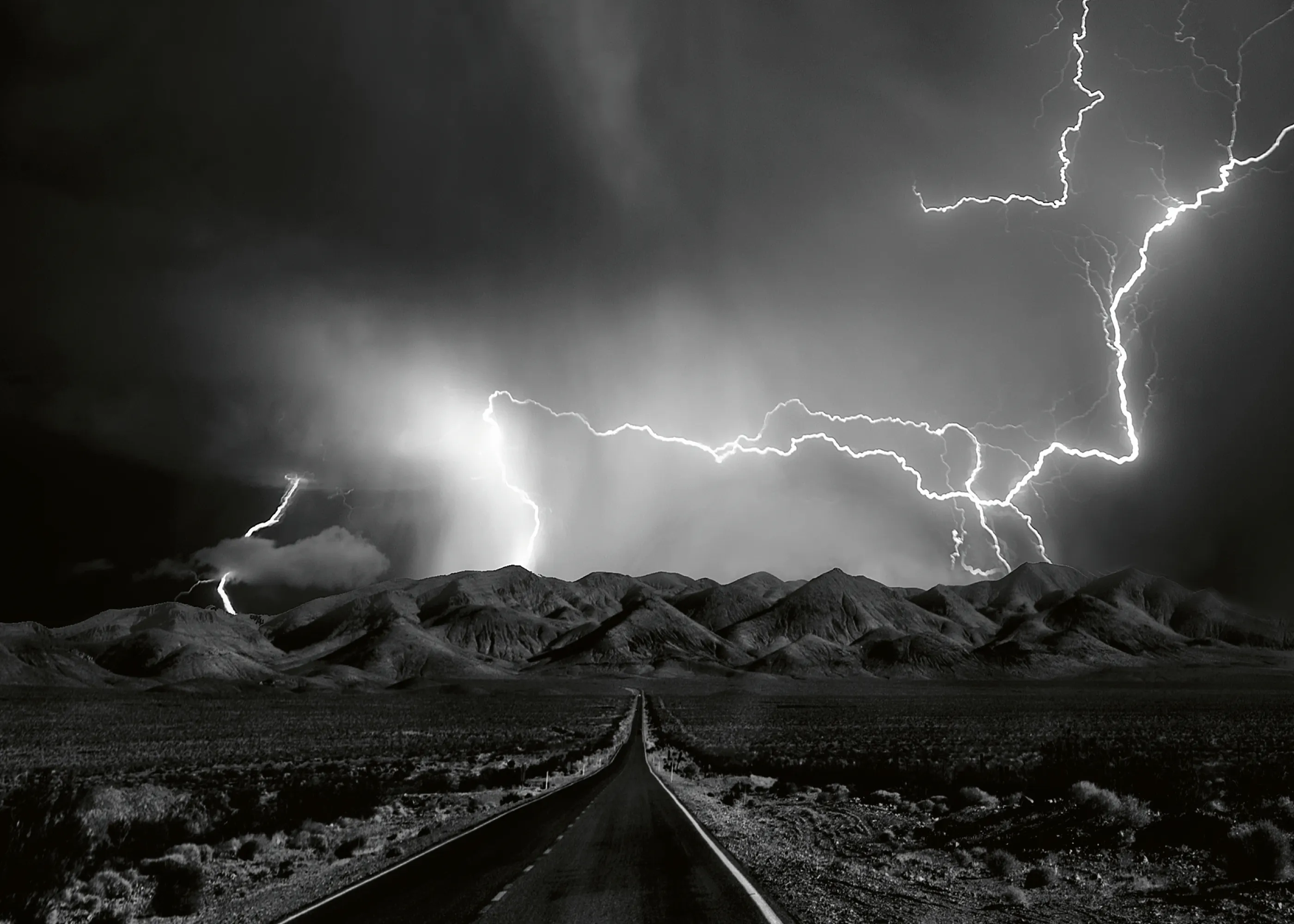 Yvette Depaepe - Wüstenstraße Gewitter Poster 0