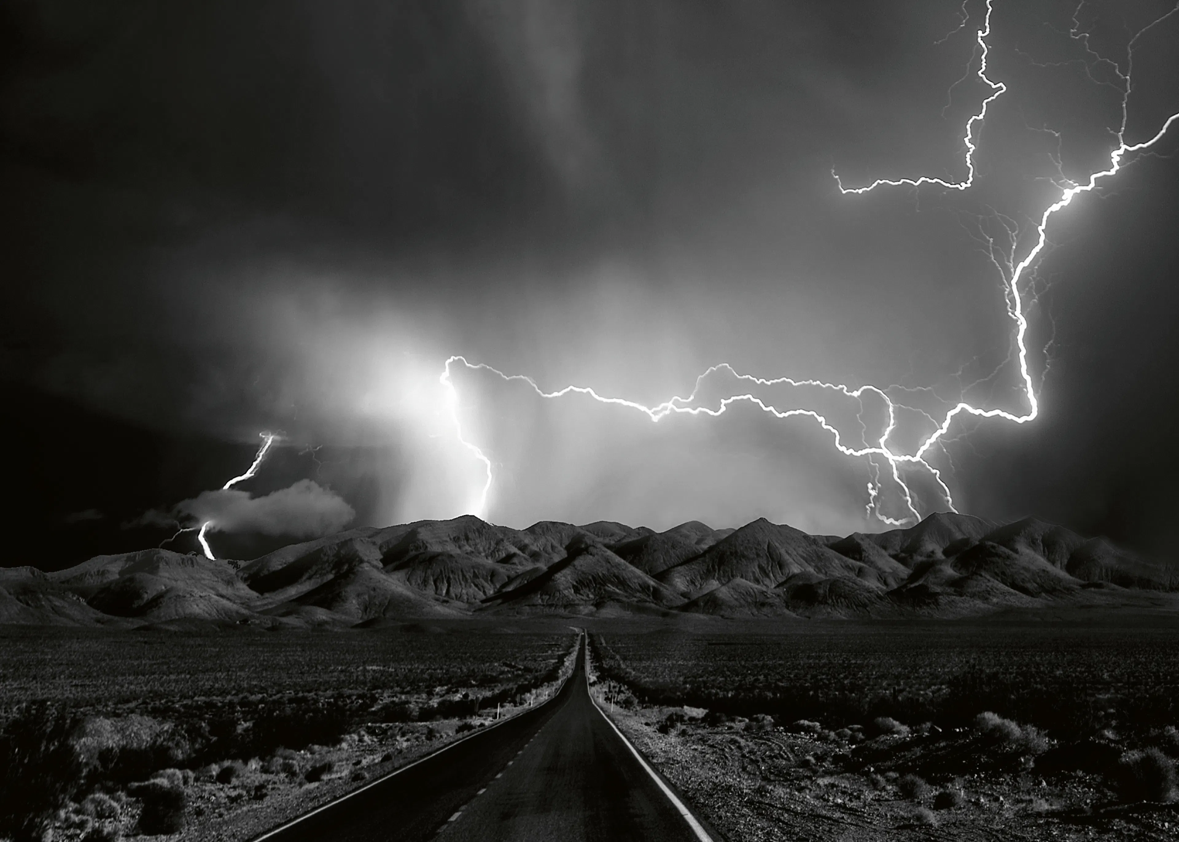 Yvette Depaepe - Wüstenstraße Gewitter Poster 0