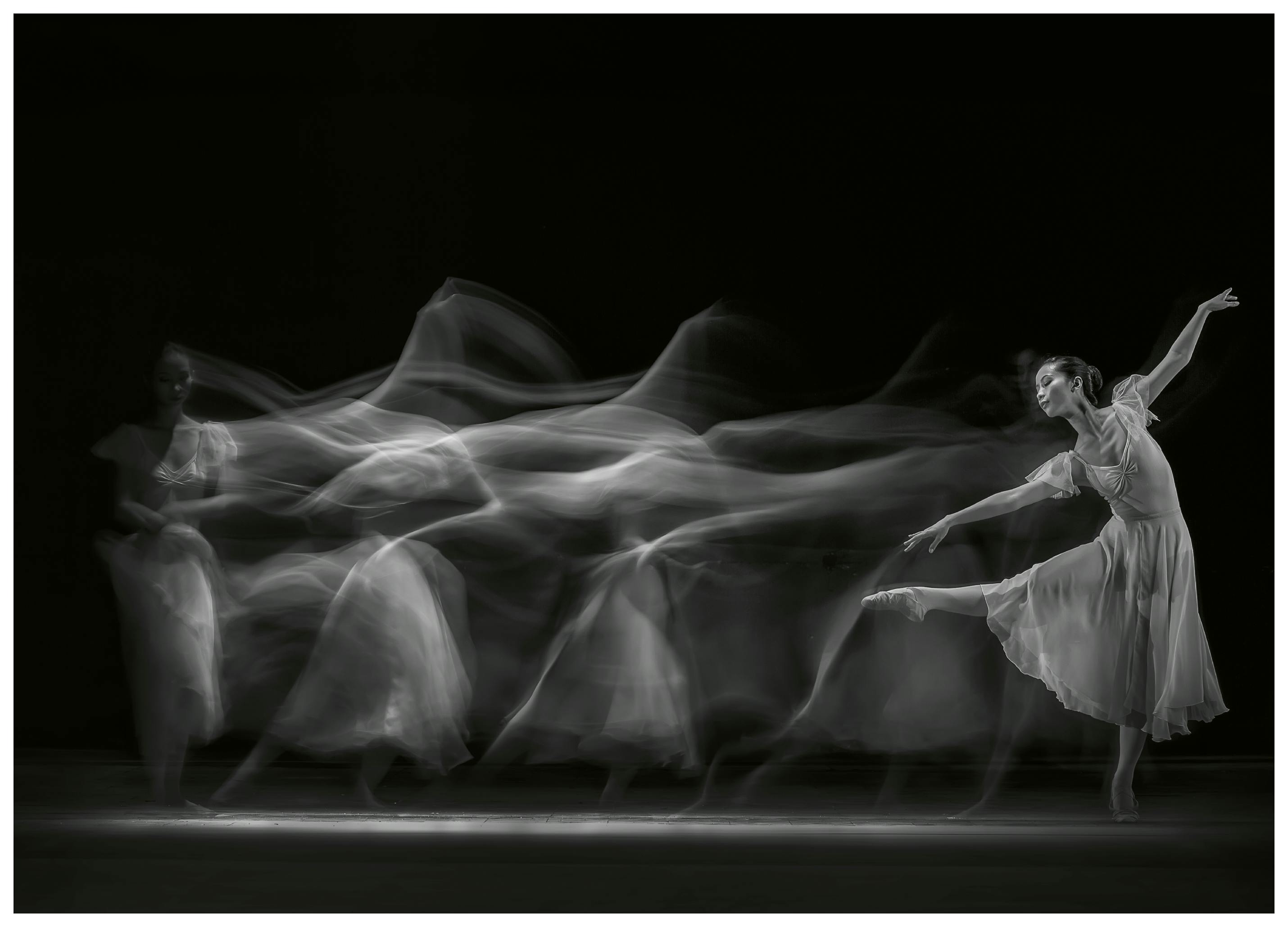 Antonyus Bunjamin (Abe) - Ethereal Ballet Movement Poster (70x100 cm) - Poster Store