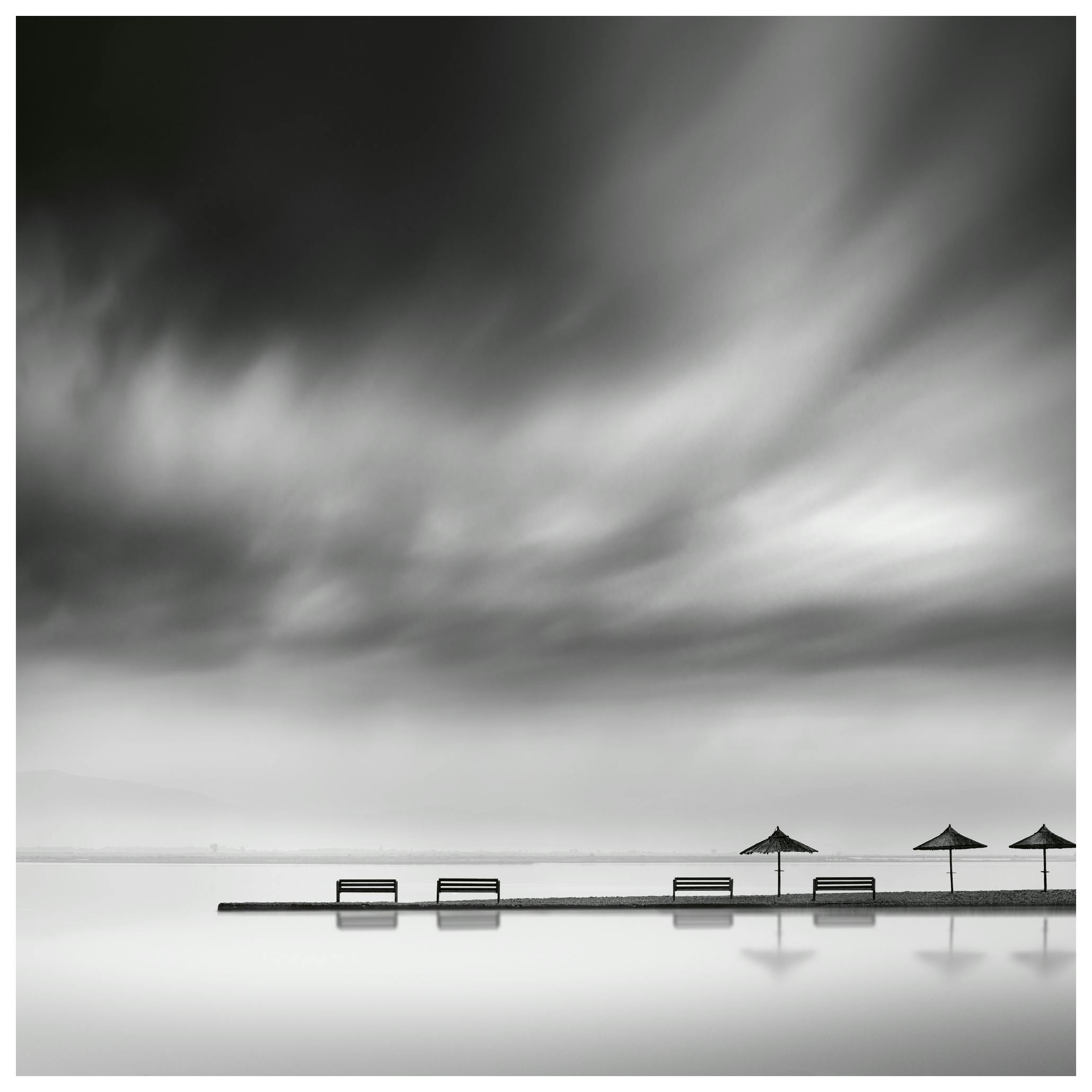 George Digalakis - Spiaggia Nuvolosa Serena Poster (50x50 cm) - Poster Store