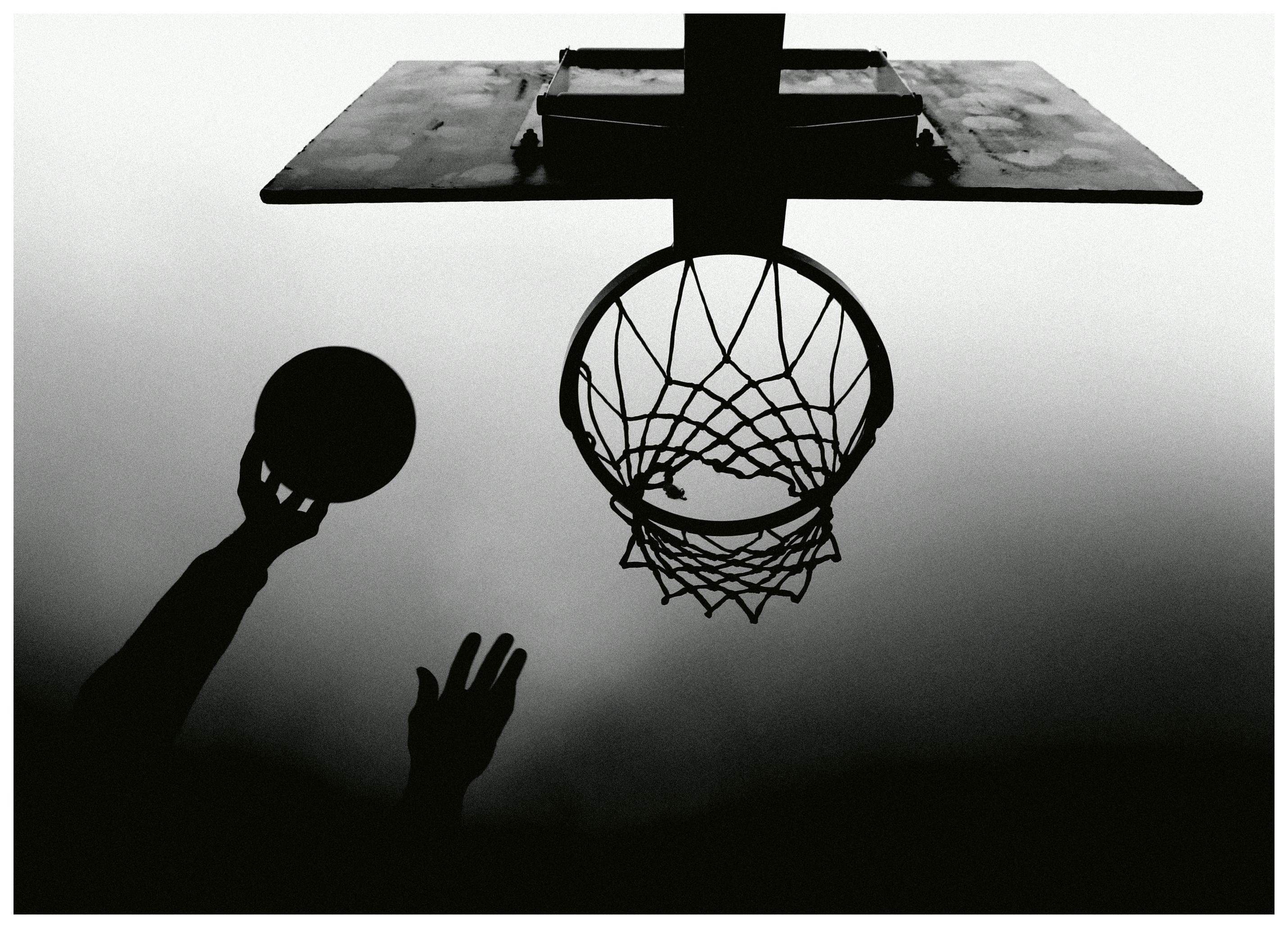 Paulo Medeiros - Silhouette Tir au Basketball Poster (100x150 cm) - Poster Store
