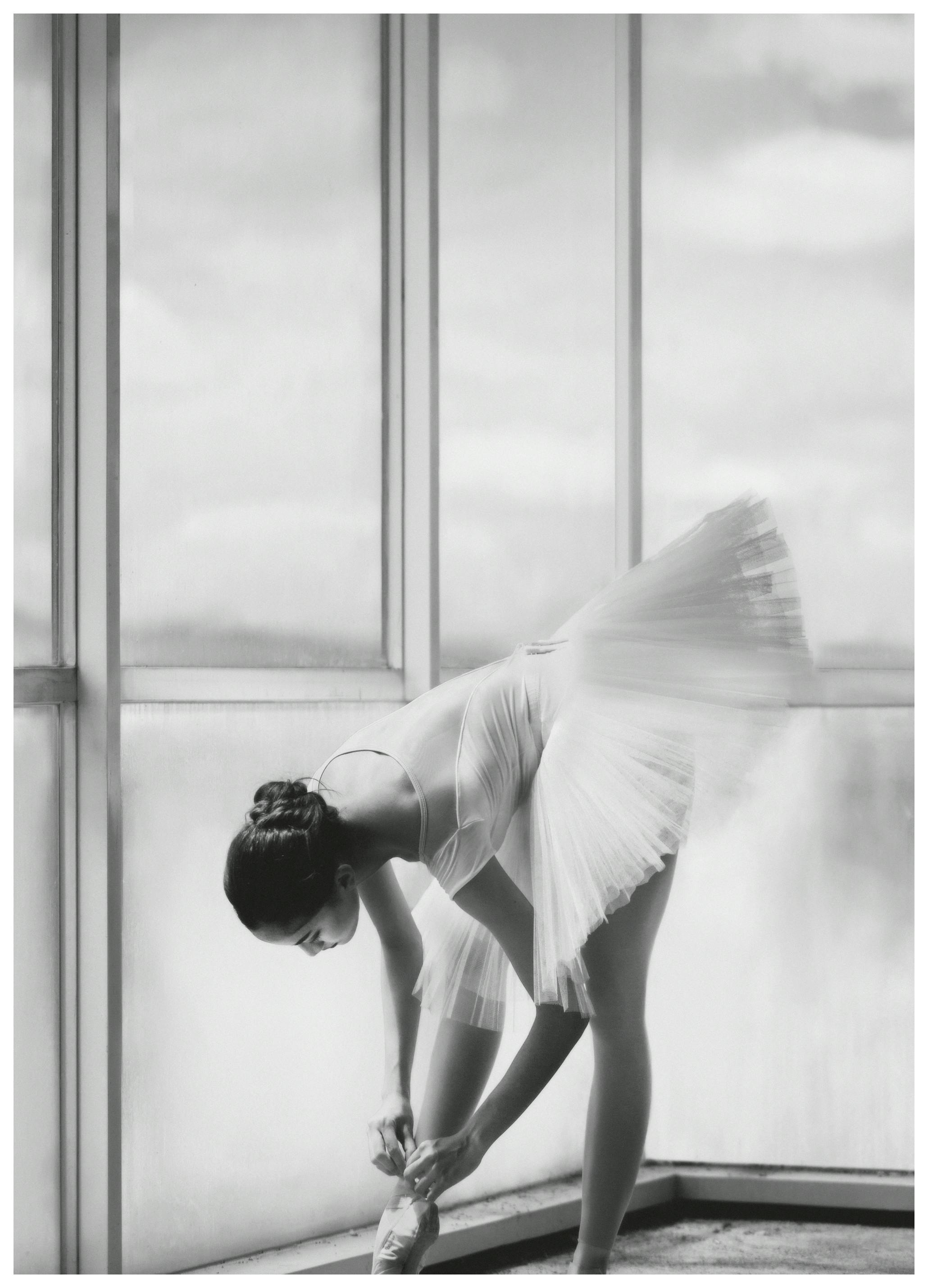 Sebastian Kisworo - Ballerina Strijkt Spitzenschoenen Poster (70x100 cm) - Poster Store
