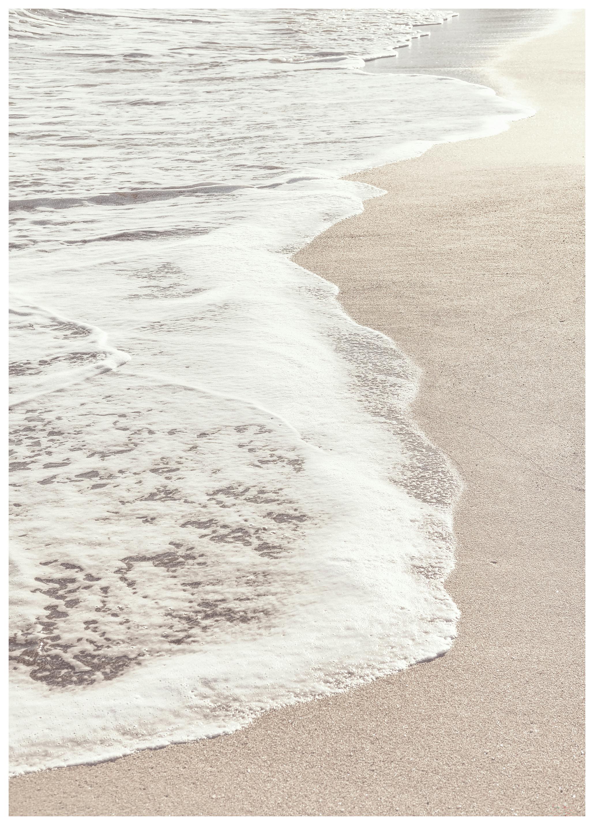 Pictufy Studio III - Rolige Strandbølger Plakat (70x100 cm) - Poster Store
