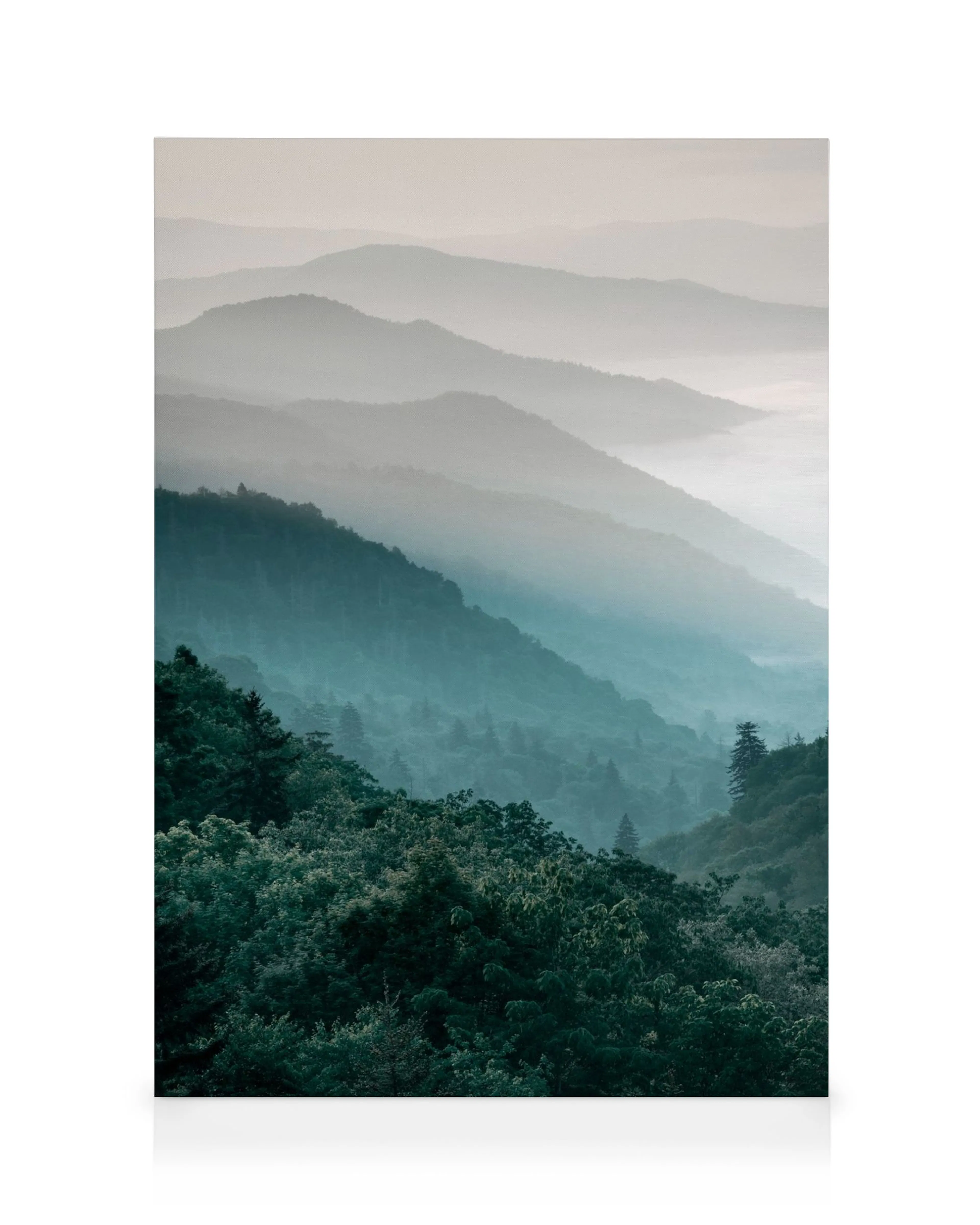 Toile de montagnes brumeuses aux teintes vertes et grises, avec une forêt dense au premier plan.