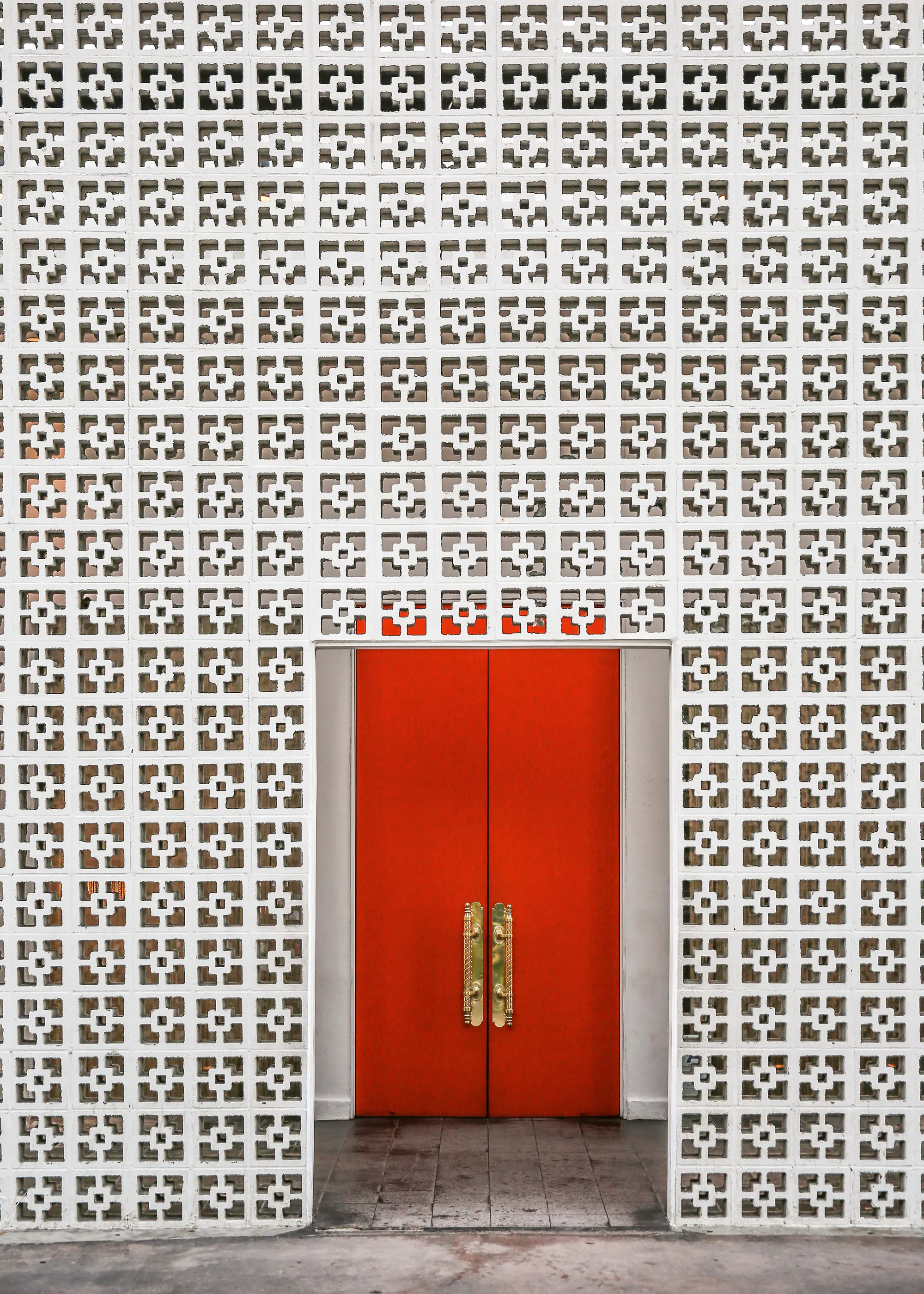 Shot by Clint - Leuchtend Orangefarbene Tür Poster 0