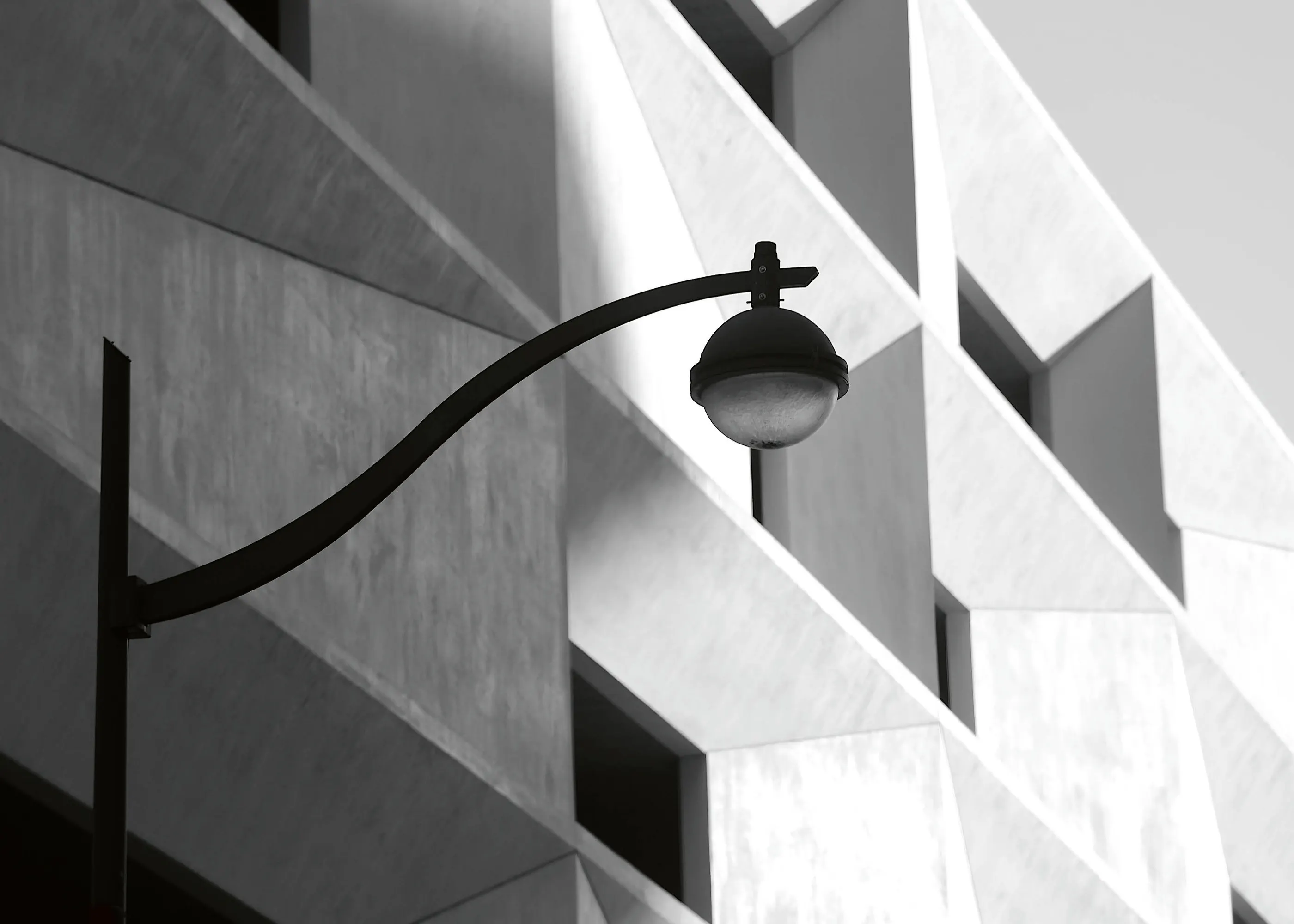 Robin Wechsler - Lampada con Facciata Geometrica Poster 0