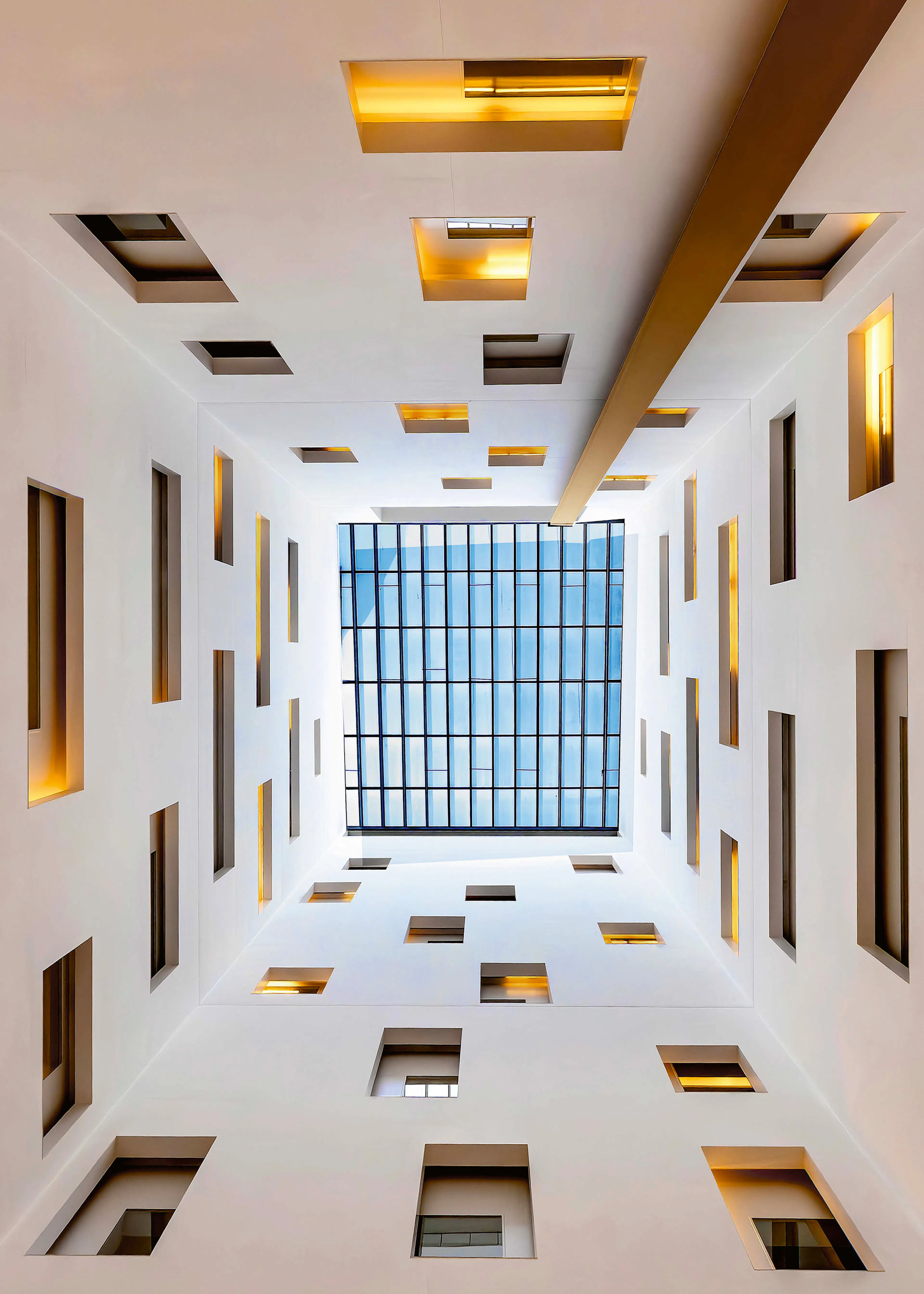 Wilma Wijers Smeets - Moderní Atrium s výhledem na oblohu - plakát 0