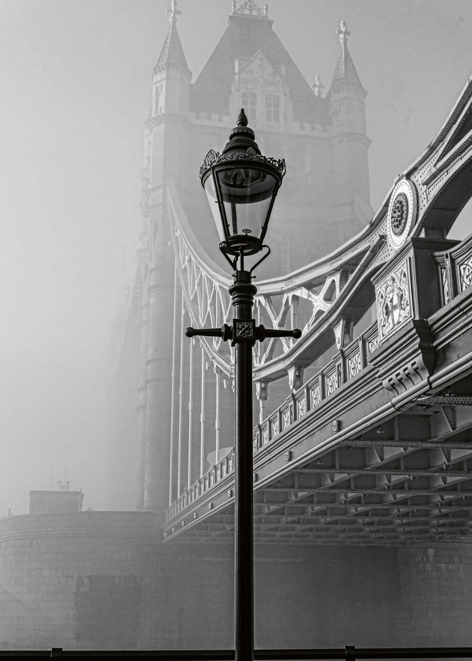 Chris Hamilton - Tåkete Tower Bridge Plakat 0
