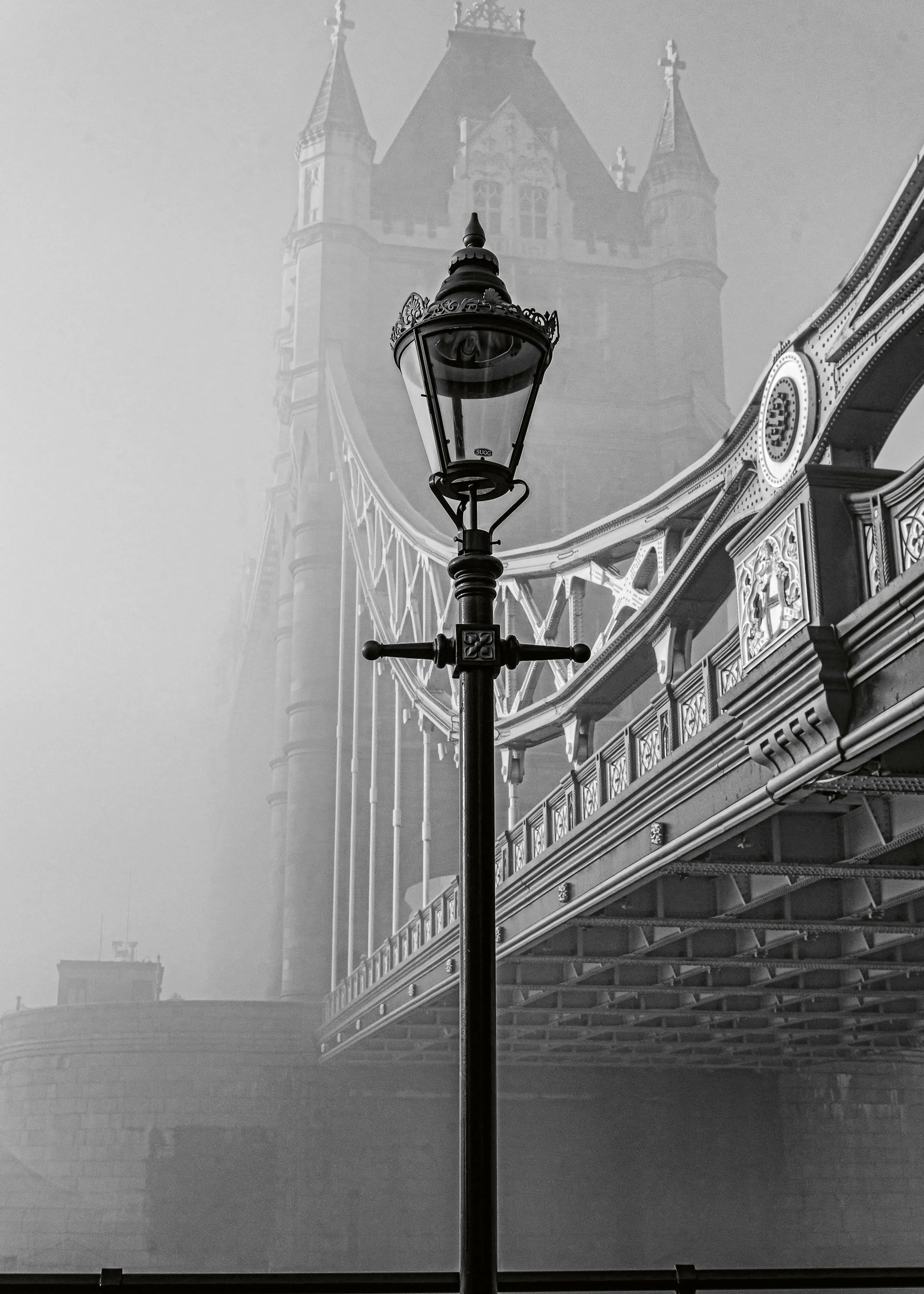 Chris Hamilton - Tåkete Tower Bridge Plakat 0