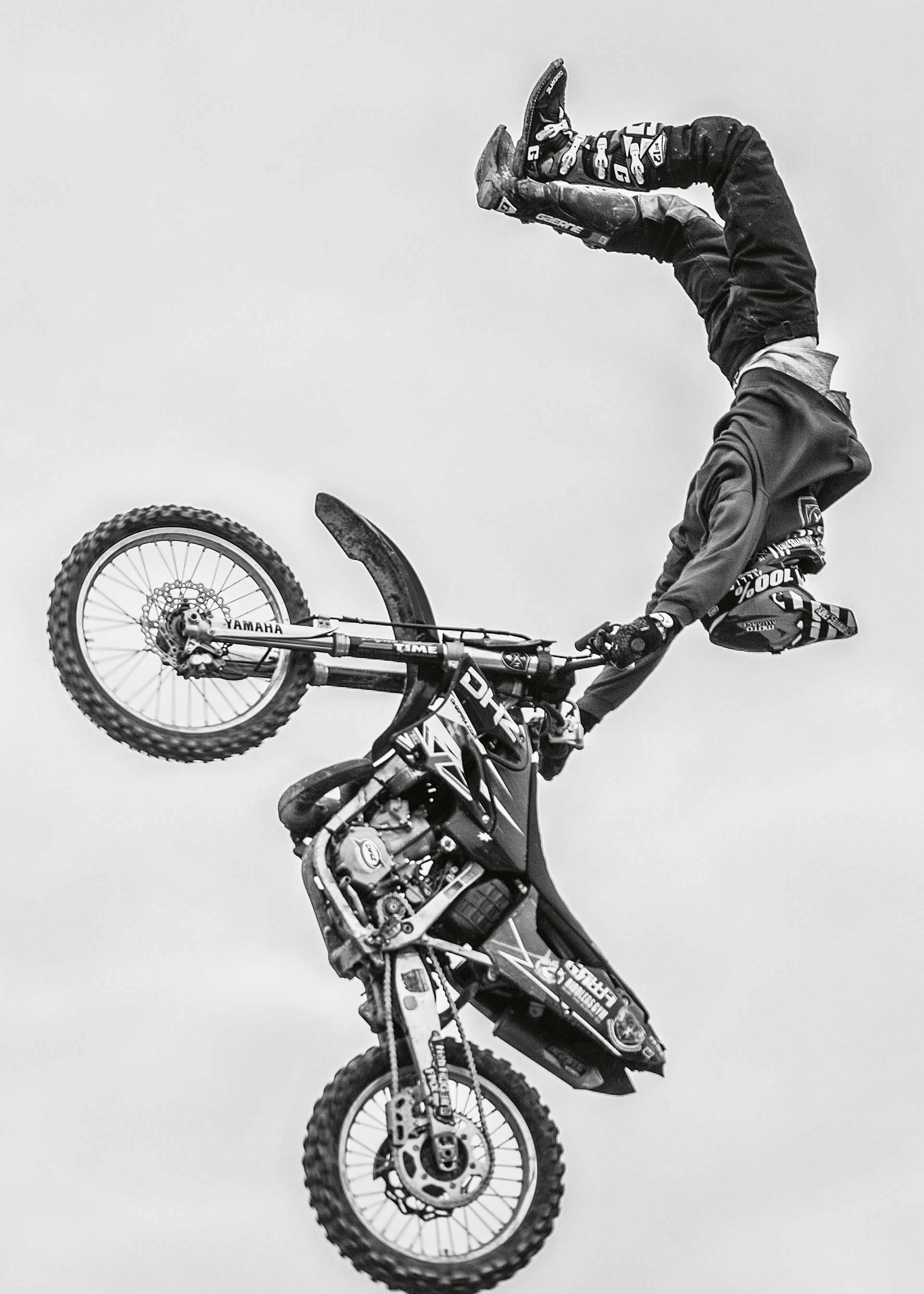 Zhou Chengzhou - Motocross do góry nogami Plakat 0