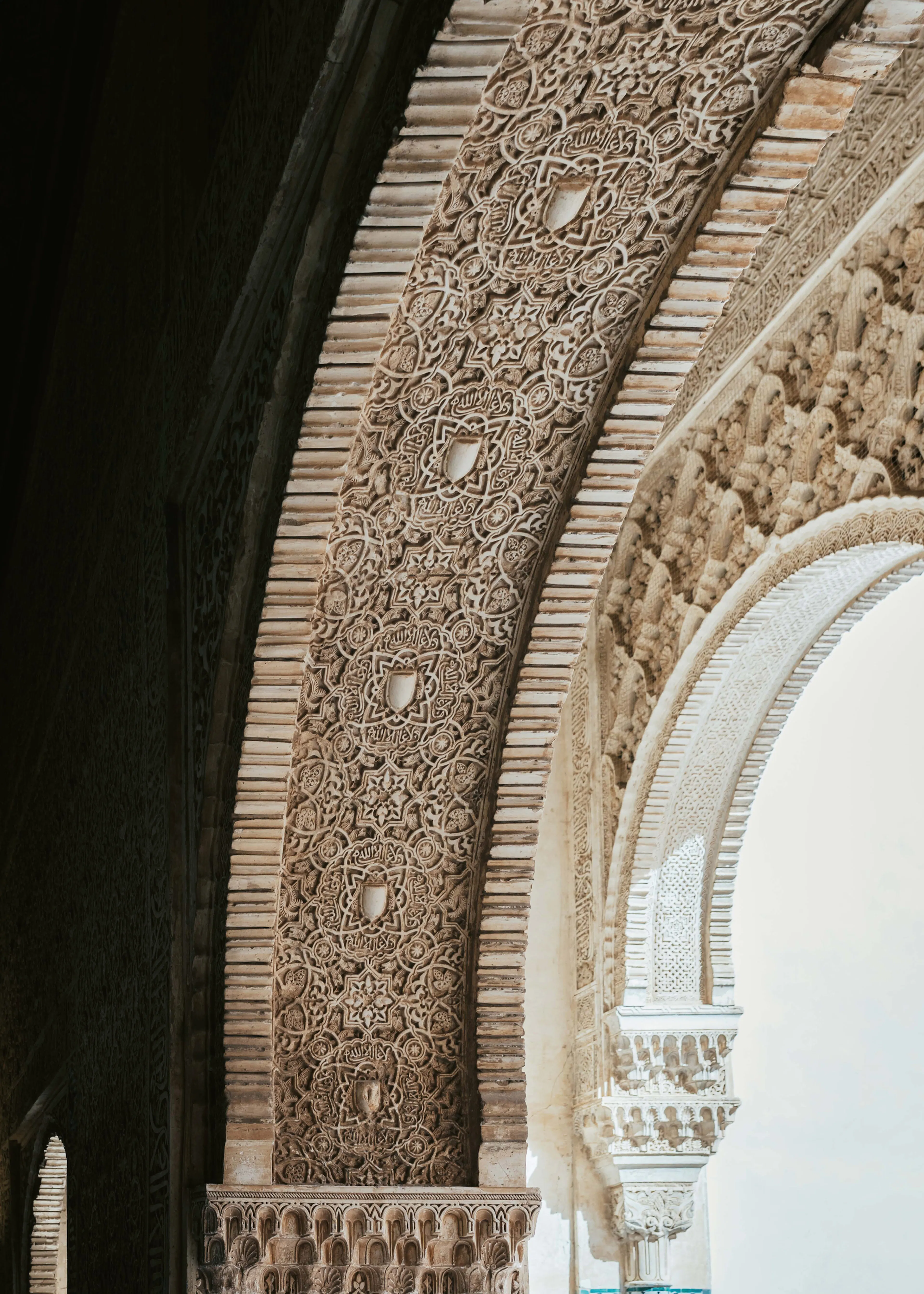Élégance Architecturale Beige Poster 0
