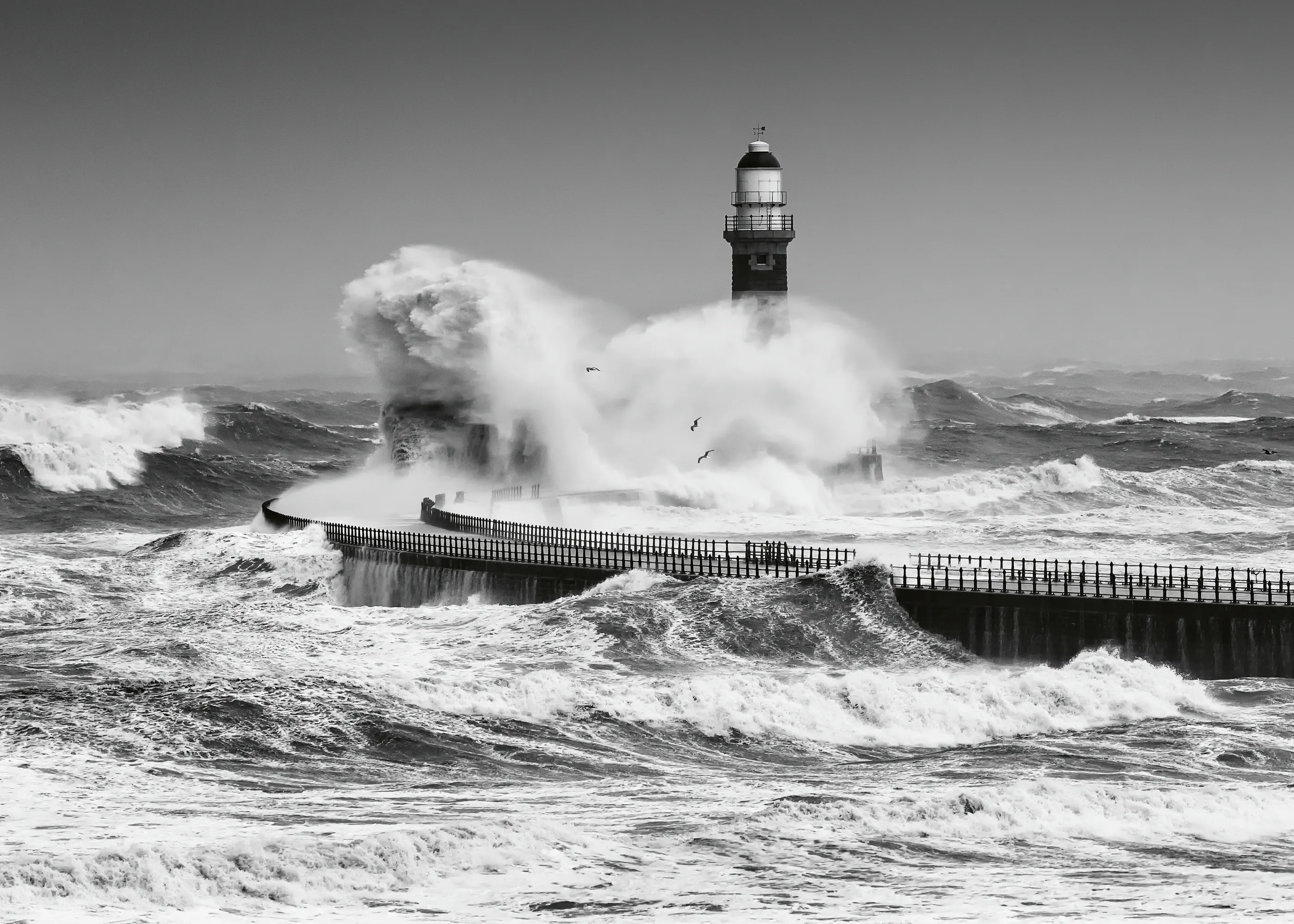 Faro en Tormenta Gris Póster 0