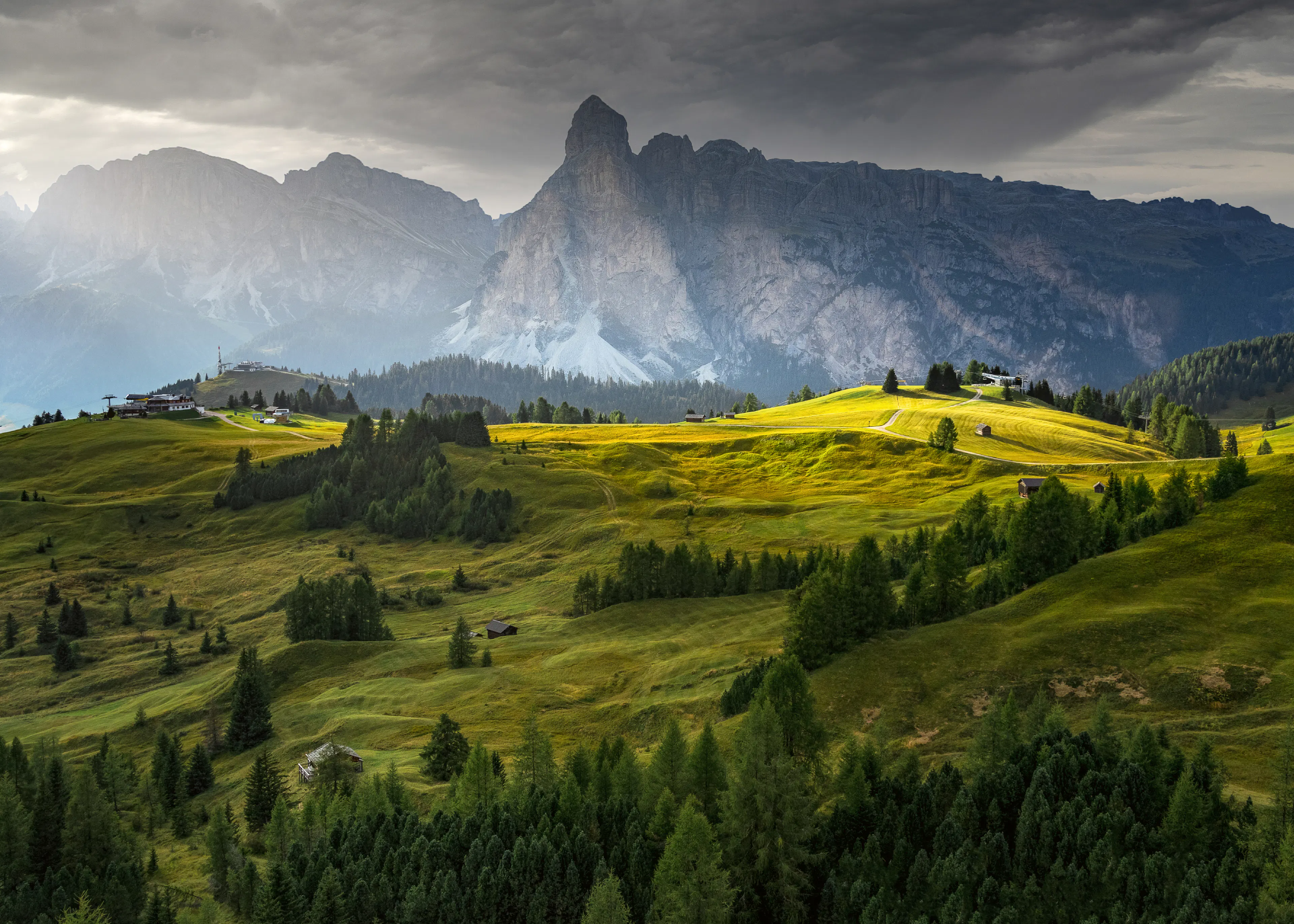 Époustouflante Sérénité de la Majestueuse Montagne Verte Poster 0