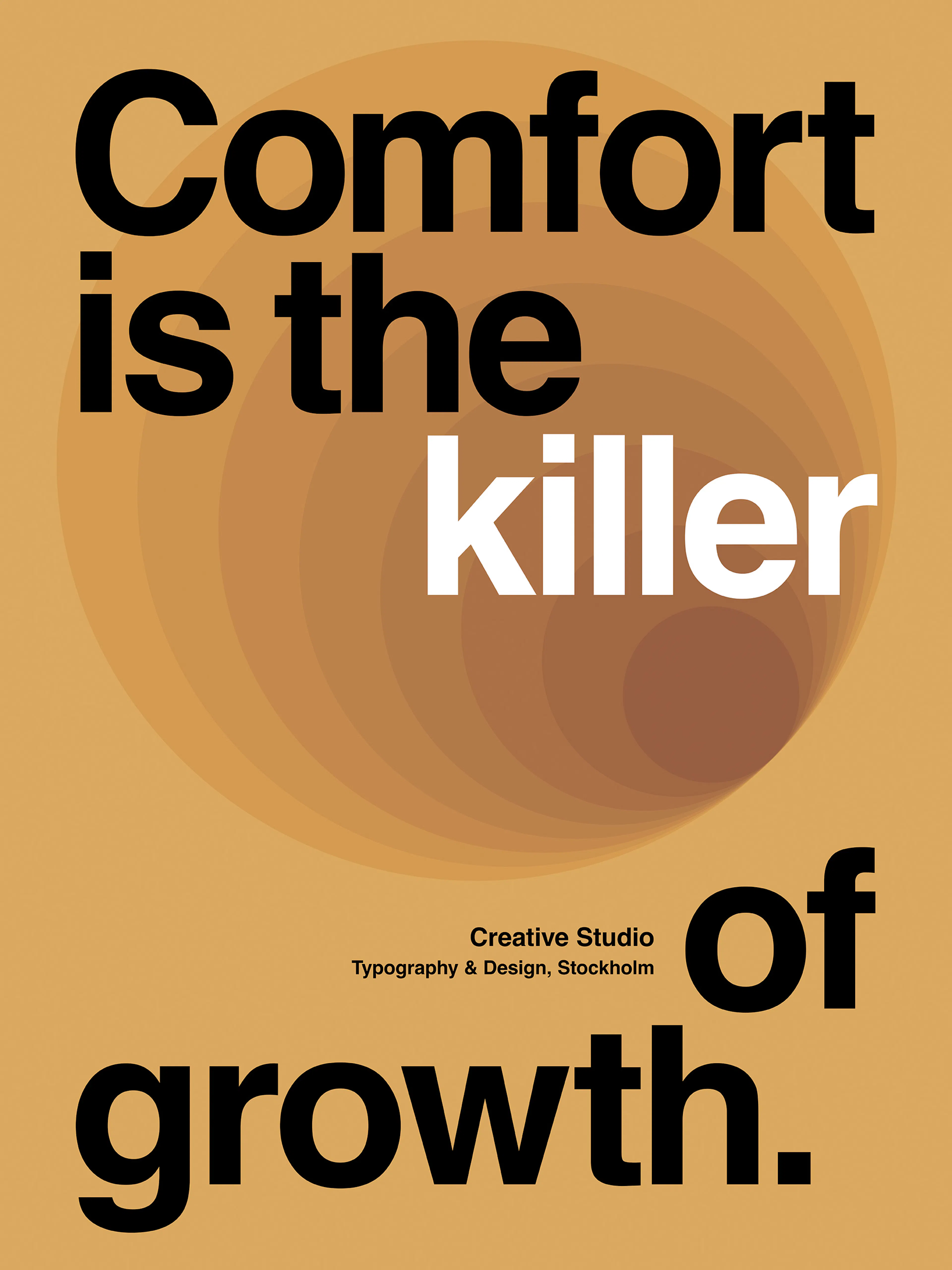 En plakat med sitatet Comfort is the killer of growth i svart og hvitt, mot en brun bakgrunn med mørkere sirkulære former.