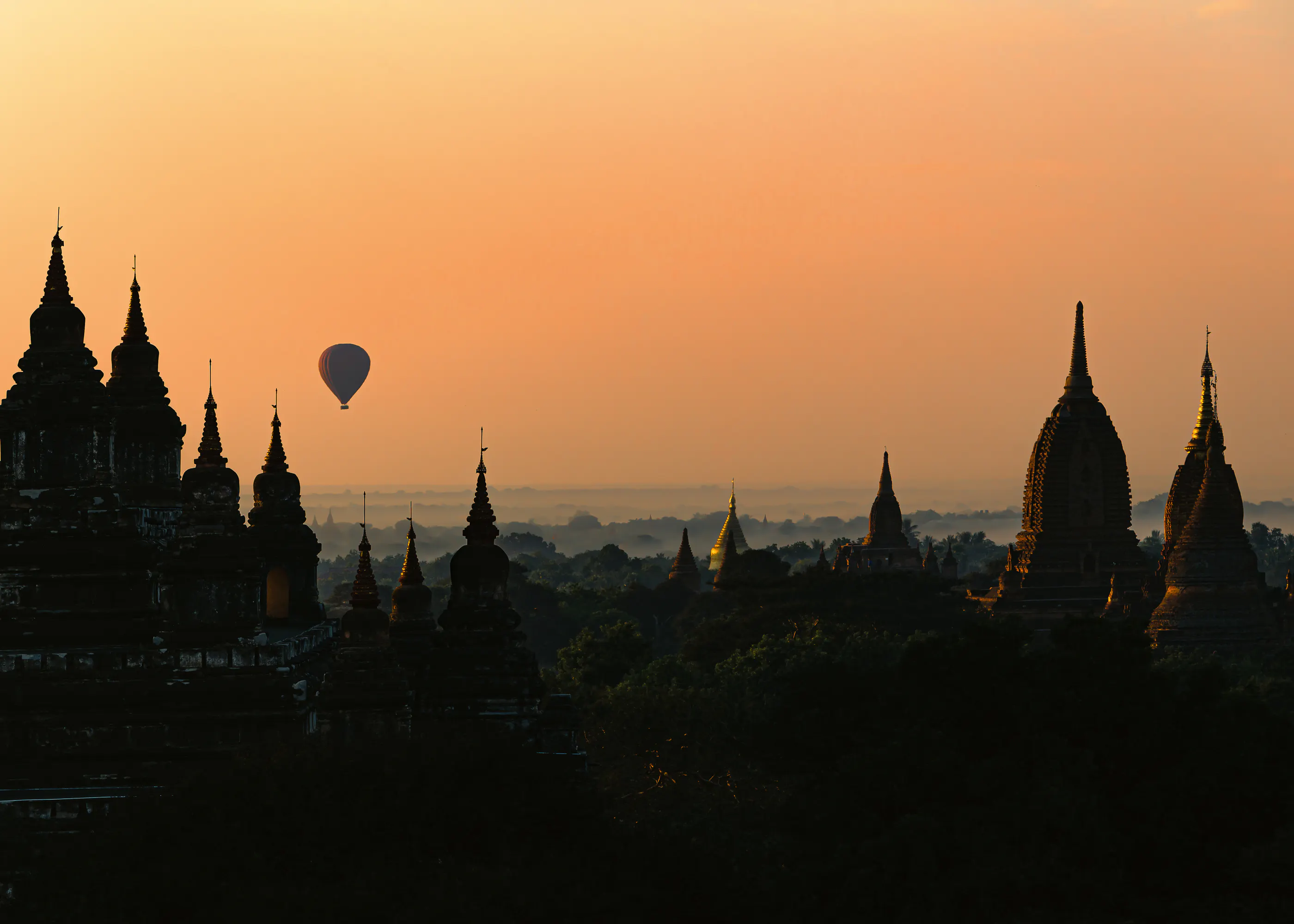 Temples au Coucher de Soleil Poster 0