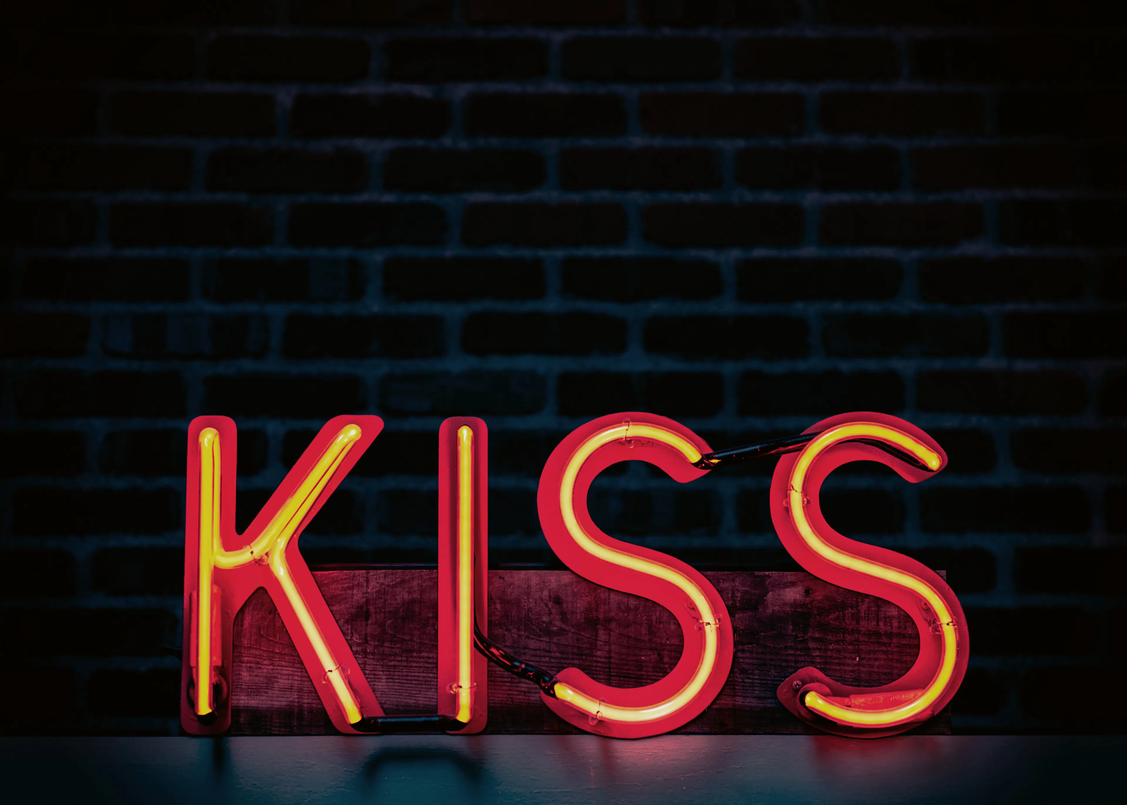 Neon Kiss Poster 0