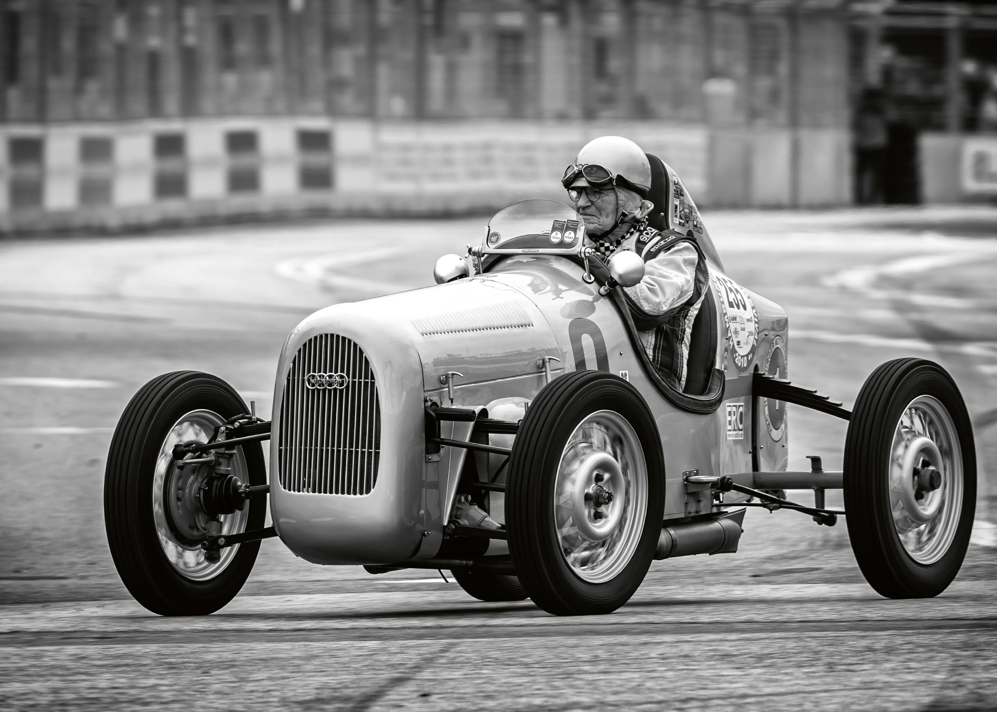 Schwarzes Vintage Racing Poster 0
