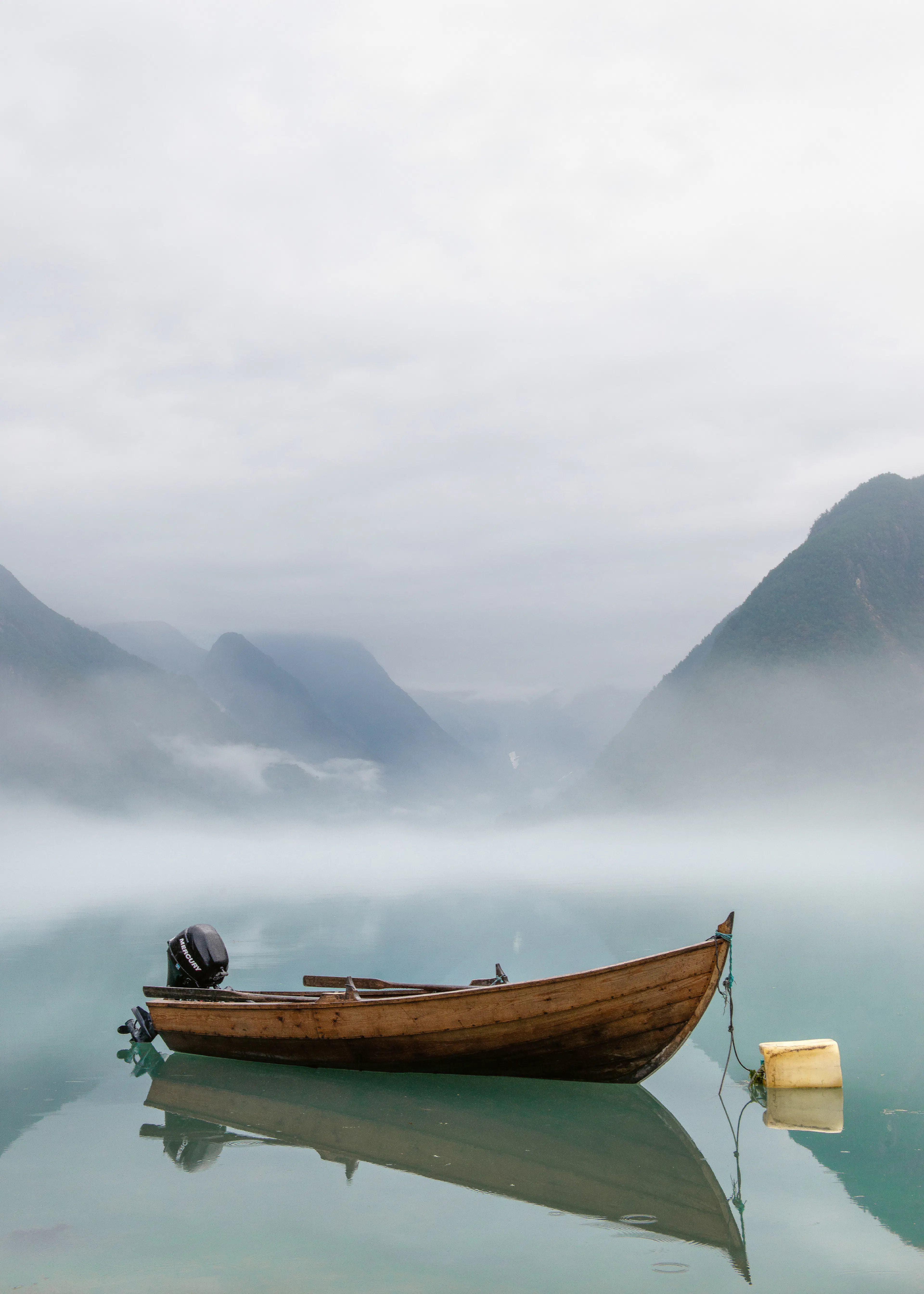 Lago Calmo Blu Nebbioso Poster 0