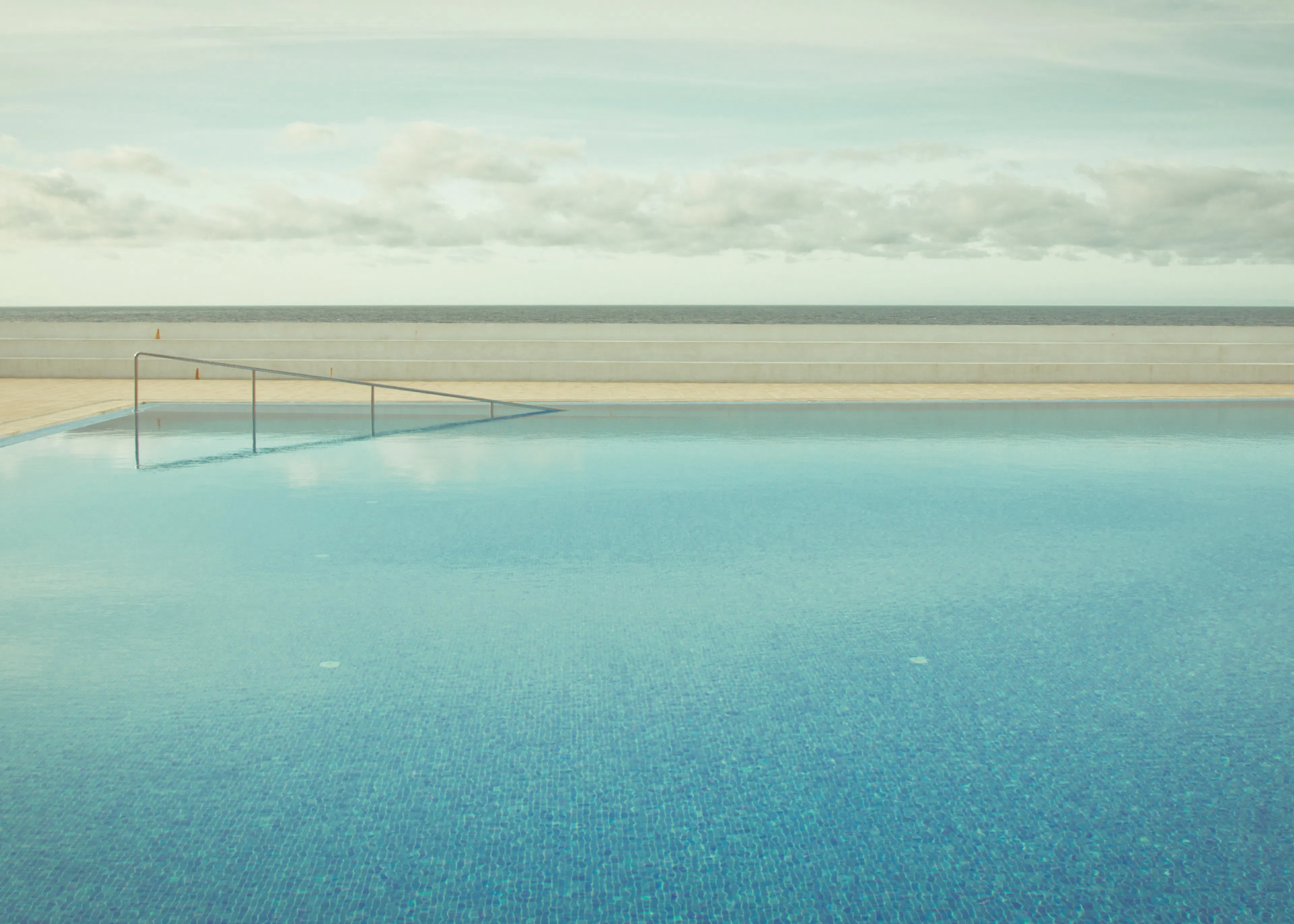 Serene Zwembadlandschap Poster 0
