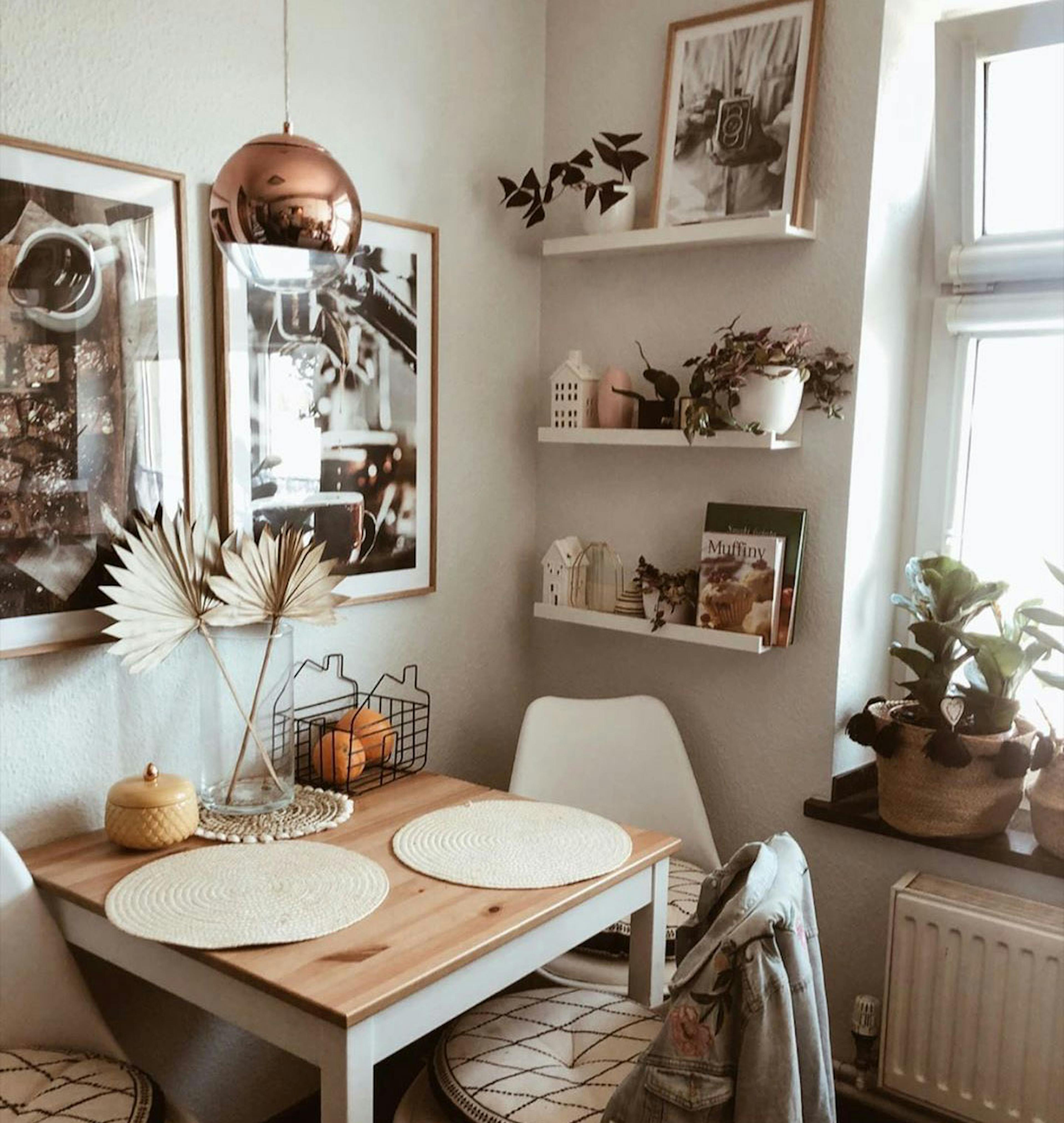 Gallery wall con poster per la cucina e cornici in rovere