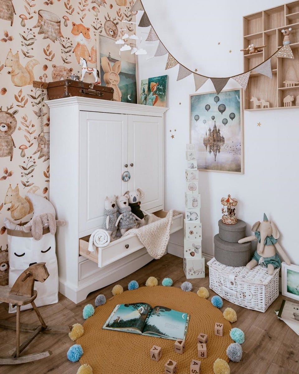 Interno cameretta bambini con poster