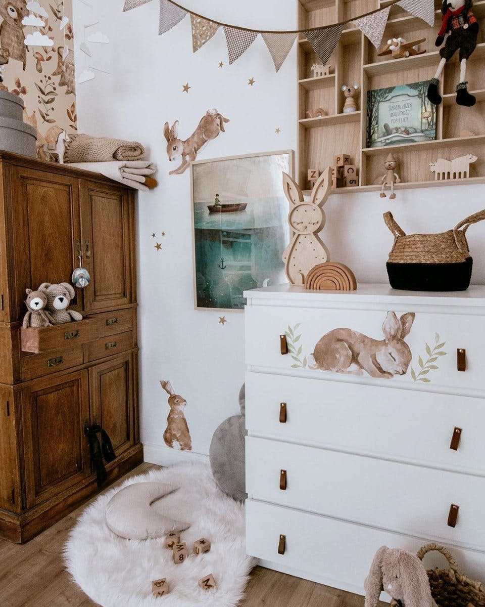 Cameretta bambini con bellissimi poster e cornici in rovere