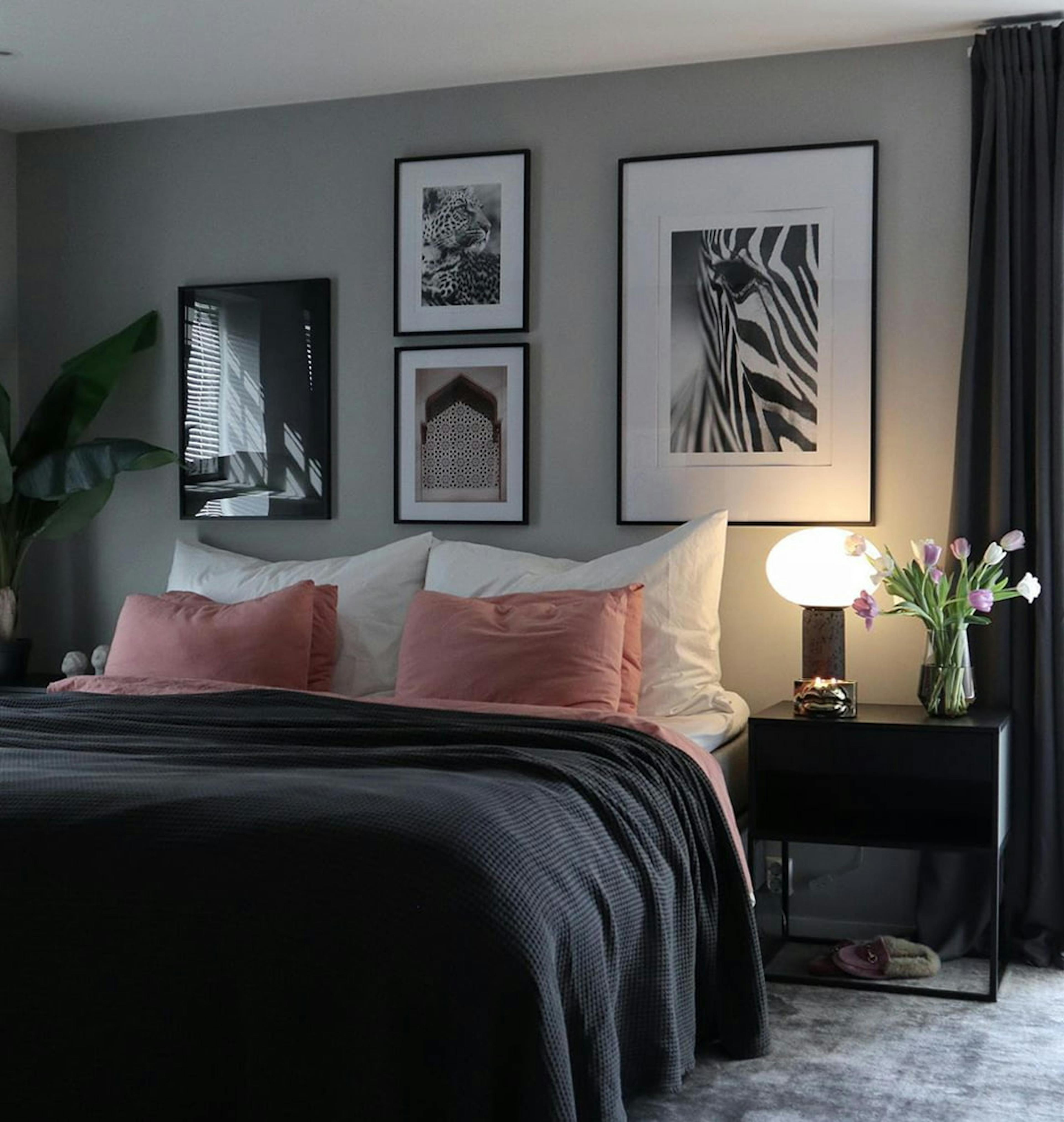Galleria a parete camera da letto poster bianco e nero Marrakech e cornici nere in legno