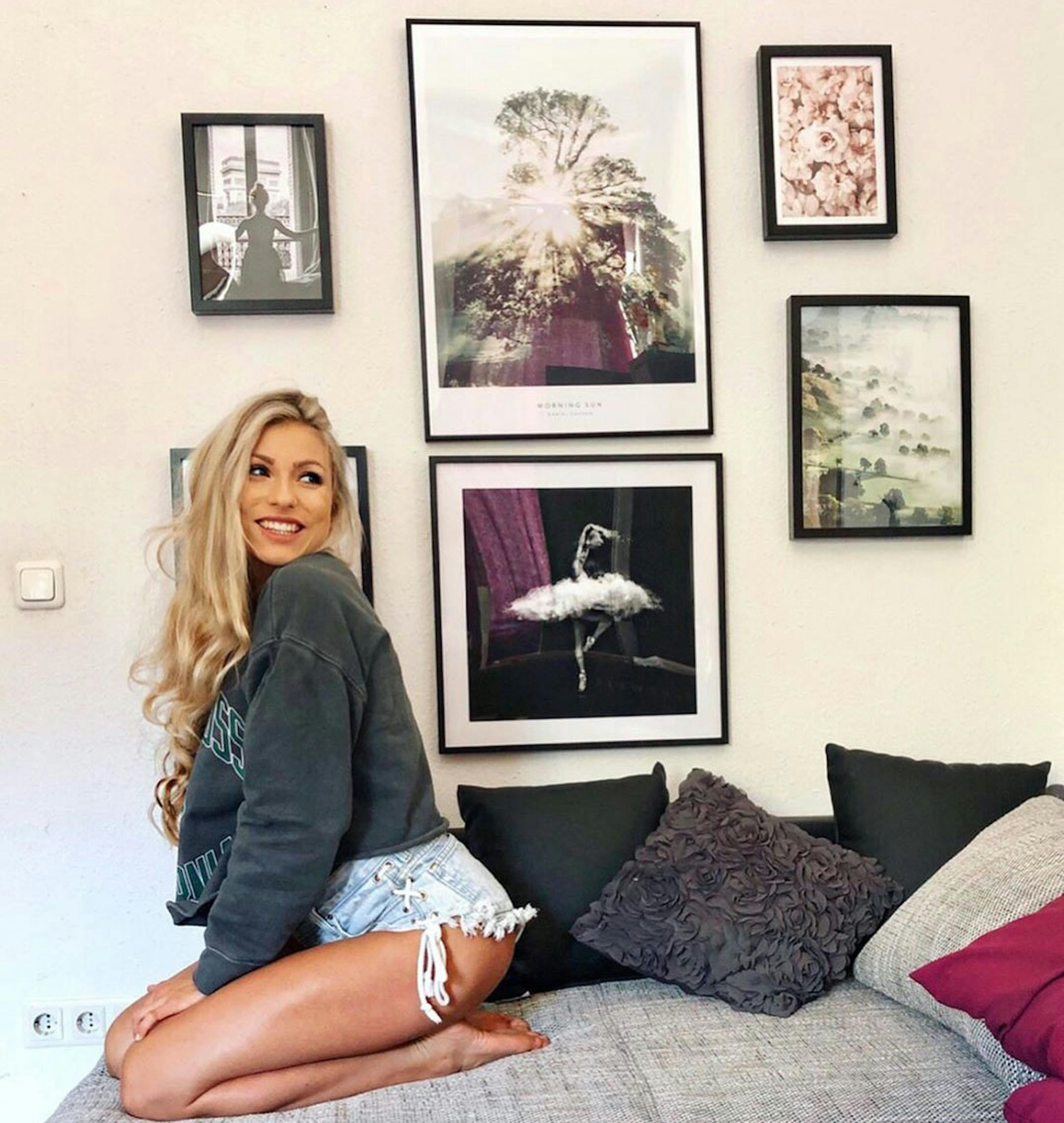 Tolle Bilderwand mit Beststellern in schwarzen Holzrahmen thumbnail
