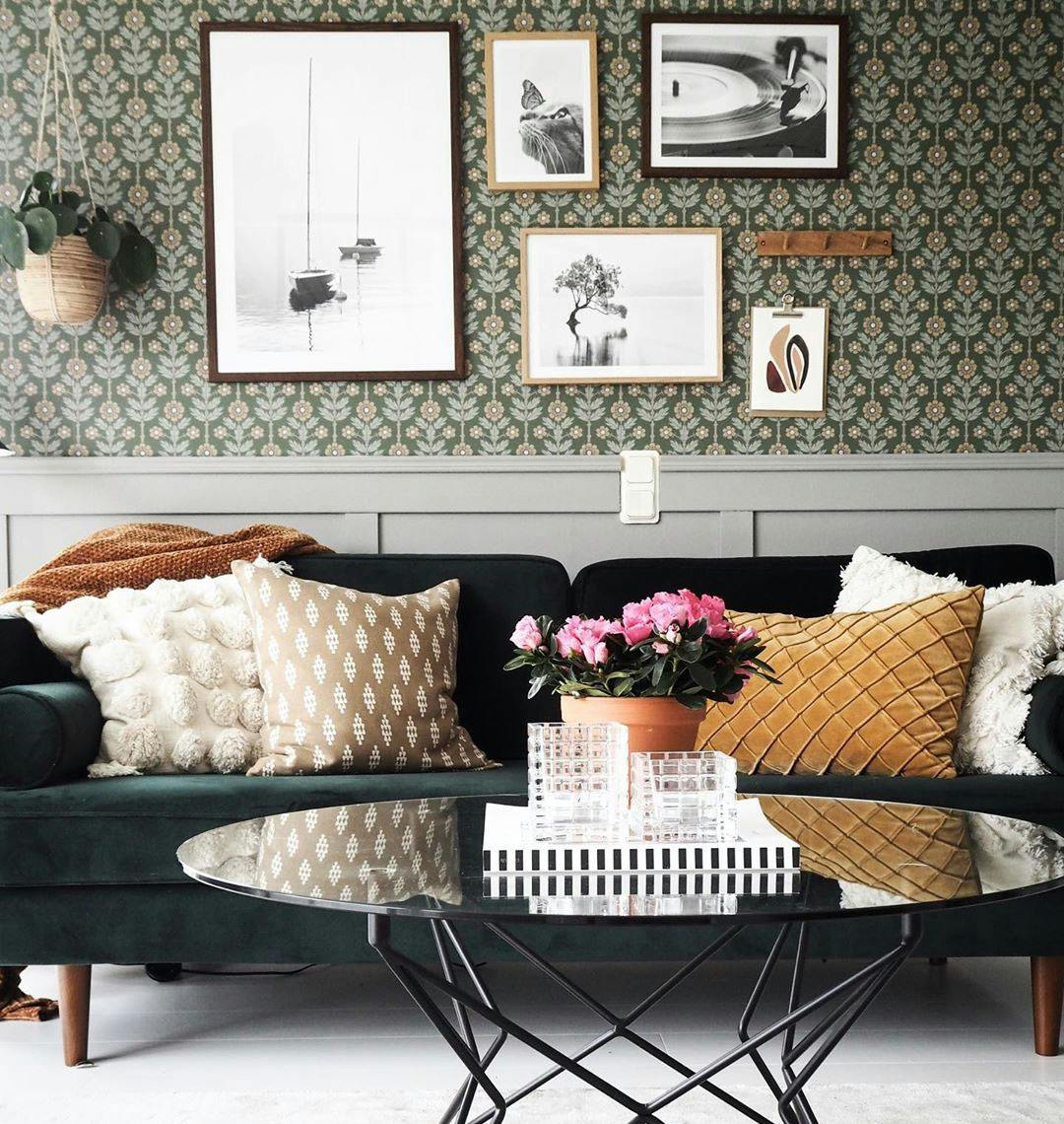 Elegante gallery wall con poster in bianco e nero con cornici nere e in rovere