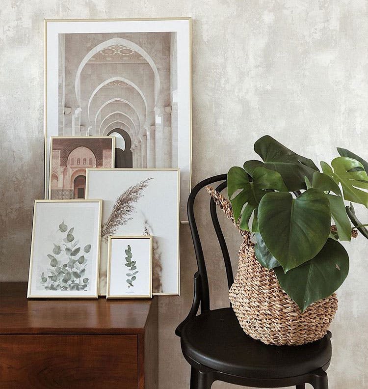 Galleria a parete barocca con poster botanici e cornici dorate
