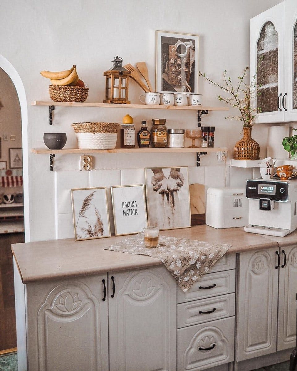 Bellissima cucina con poster canne e hakuna matata