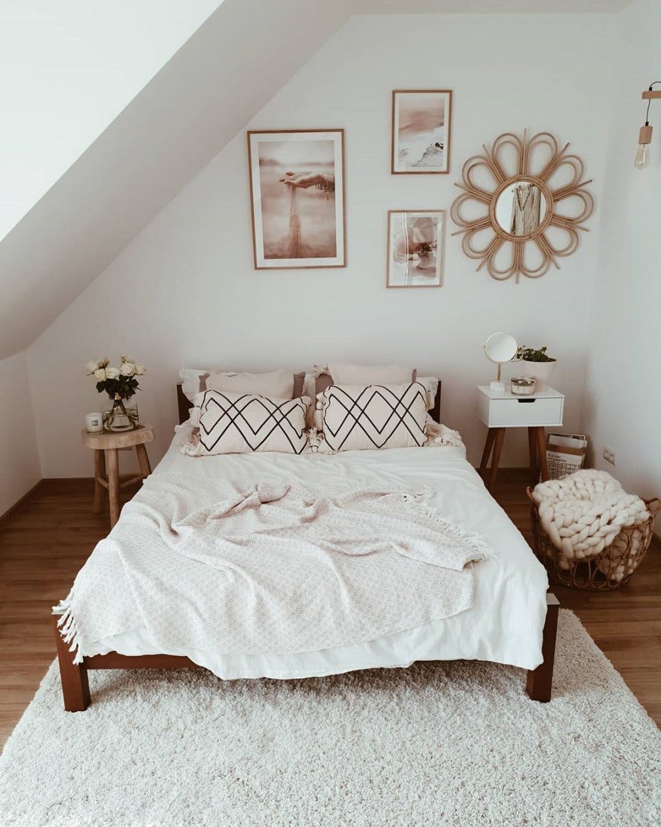 Rilassante galleria a parete camera da letto poster mare e cornici rovere