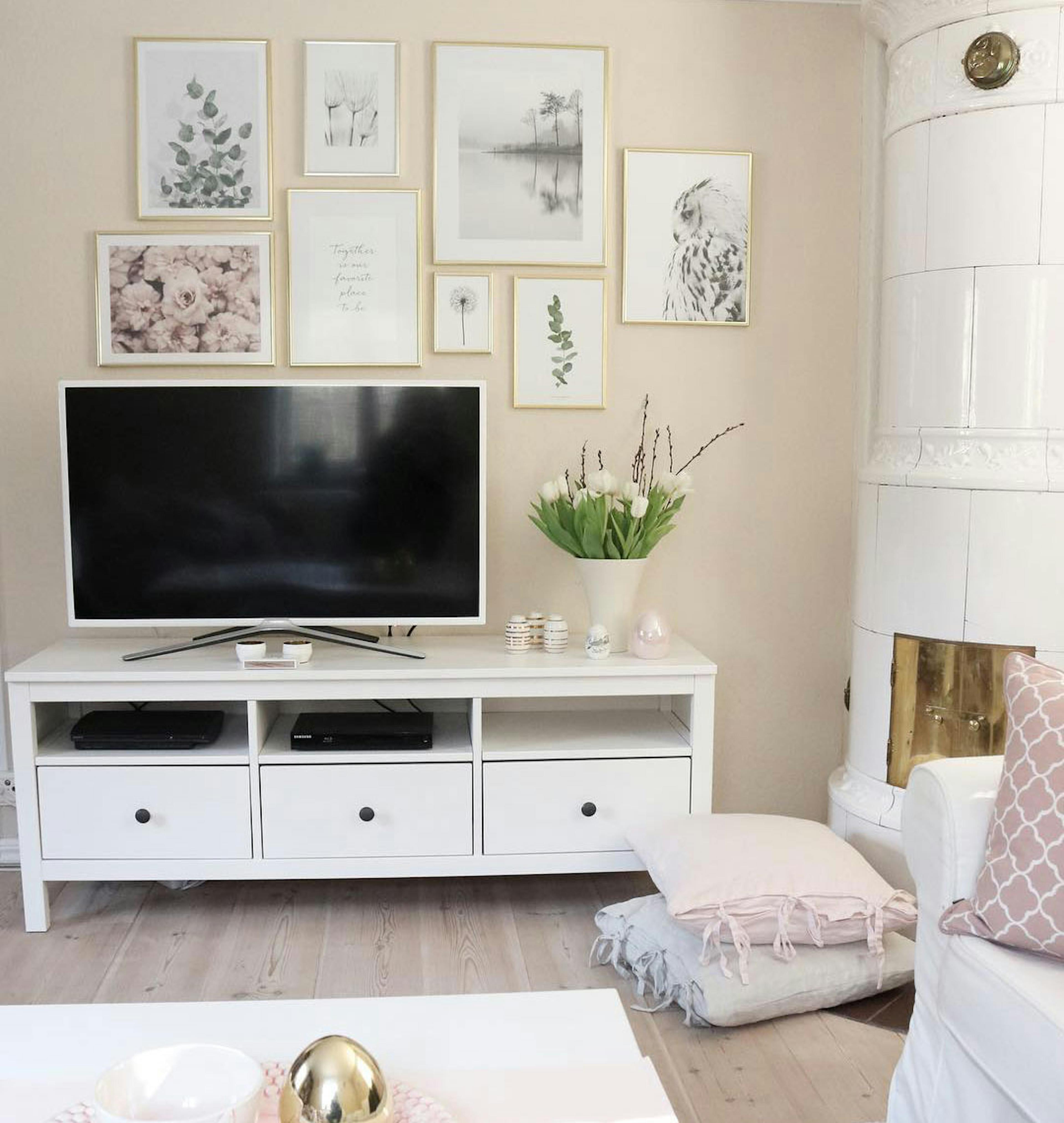 Gallery wall minimal con poster botanici e civetta